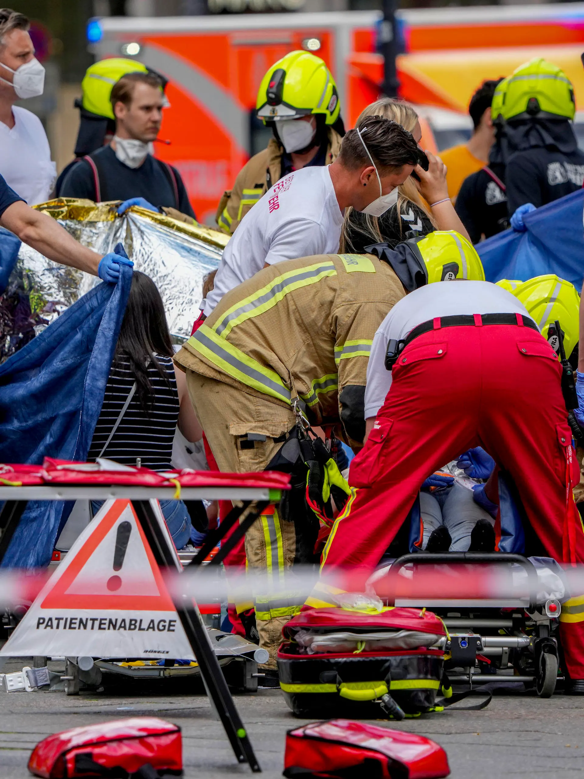 08.06.2022, Berlin: Rettungskräfte helfen einer verletzten Person, nachdem ein Auto in eine Menschenmenge gefahren ist. Ein Auto ist in der Nähe der Gedächtniskirche in Berlin in eine Personengruppe gefahren, ein Mensch ist gestorben. Das sagte ein Feuerwehrsprecher am Mittwoch. Foto: Michael Sohn/AP/dpa +++ dpa-Bildfunk +++