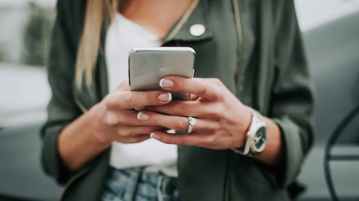 Smartphone unter 75 Euro in der Hand einer Frau.