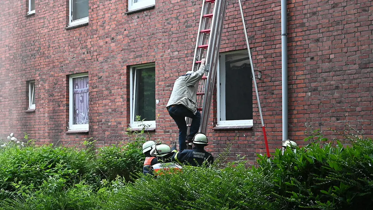  Acht Menschen wurden am Mittwochabend bei einem Feuer in der Rotenhäuser Straße in Wilhelmsburg verletzt. Nun ermittelt die Polizei wegen Brandstiftung. Gegen 20.30 Uhr rückte ein Großaufgebot der Feuerwehr zu dem Mehrfamilienhaus aus. Vor Ort brannte es im Keller, an den Fenstern standen mehrere Menschen. Insgesamt mussten die Einsatzkräfte zwölf Personen vor dem giftigen Rauch in Sicherheit bringen. Viele über eine Leiter. Eine Frau sprang aus ihrem Fenster und zog sich eine Fraktur des Sprunggelenkes zu. Sechs der acht verletzten Personen kamen mit Verdacht der Rauchgasvergiftung in ein Krankenhaus. Im Keller des Hauses brannte Sperrmüll, die Polizei hat die Ermittlungen zur Brandursache und einer vermutlichen Brandstiftung über