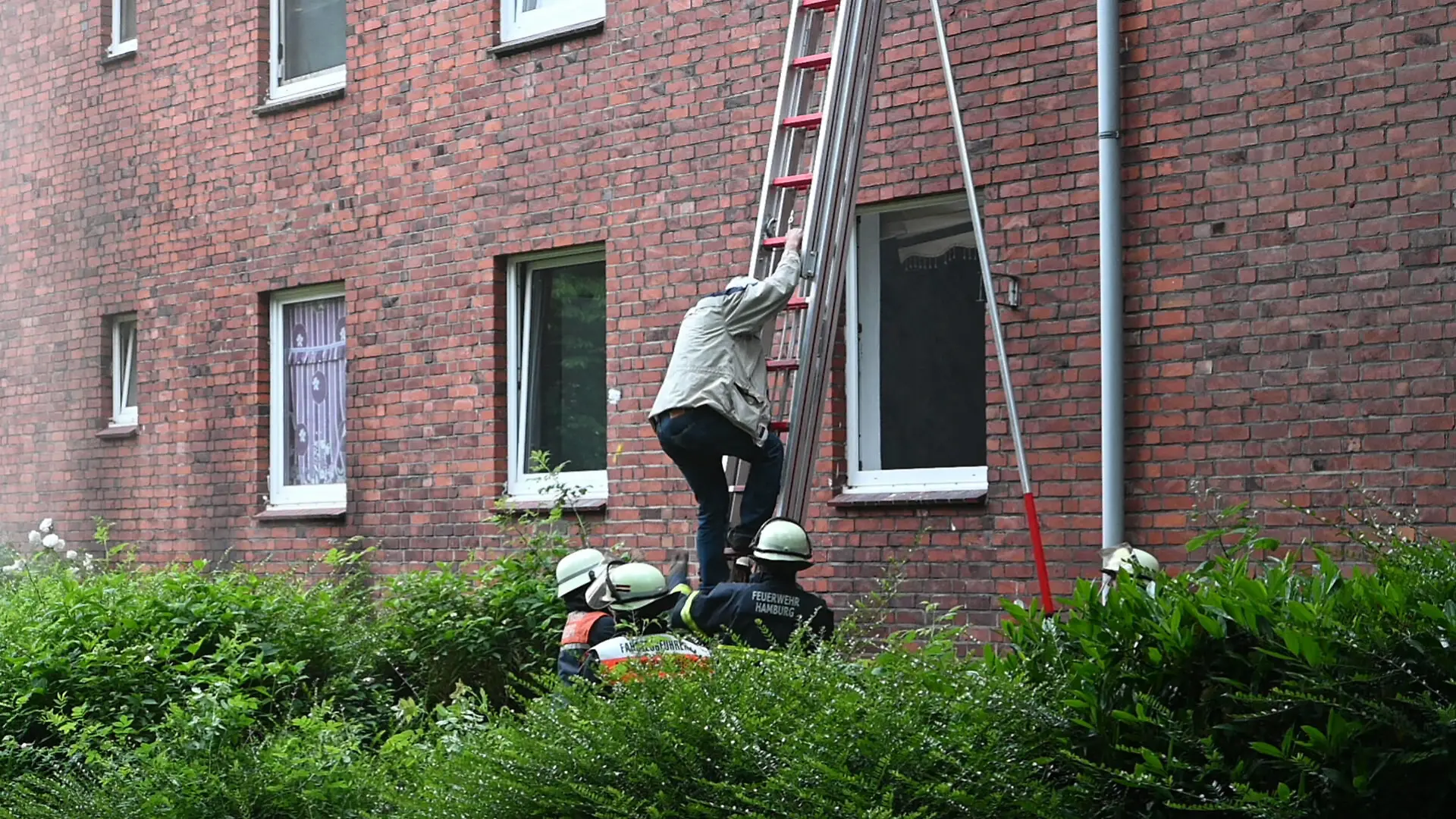 Acht Menschen wurden am Mittwochabend bei einem Feuer in der Rotenhäuser Straße in Wilhelmsburg verletzt. Nun ermittelt die Polizei wegen Brandstiftung. Gegen 20.30 Uhr rückte ein Großaufgebot der Feuerwehr zu dem Mehrfamilienhaus aus. Vor Ort brannte es im Keller, an den Fenstern standen mehrere Menschen. Insgesamt mussten die Einsatzkräfte zwölf Personen vor dem giftigen Rauch in Sicherheit bringen. Viele über eine Leiter. Eine Frau sprang aus ihrem Fenster und zog sich eine Fraktur des Sprunggelenkes zu. Sechs der acht verletzten Personen kamen mit Verdacht der Rauchgasvergiftung in ein Krankenhaus. Im Keller des Hauses brannte Sperrmüll, die Polizei hat die Ermittlungen zur Brandursache und einer vermutlichen Brandstiftung über