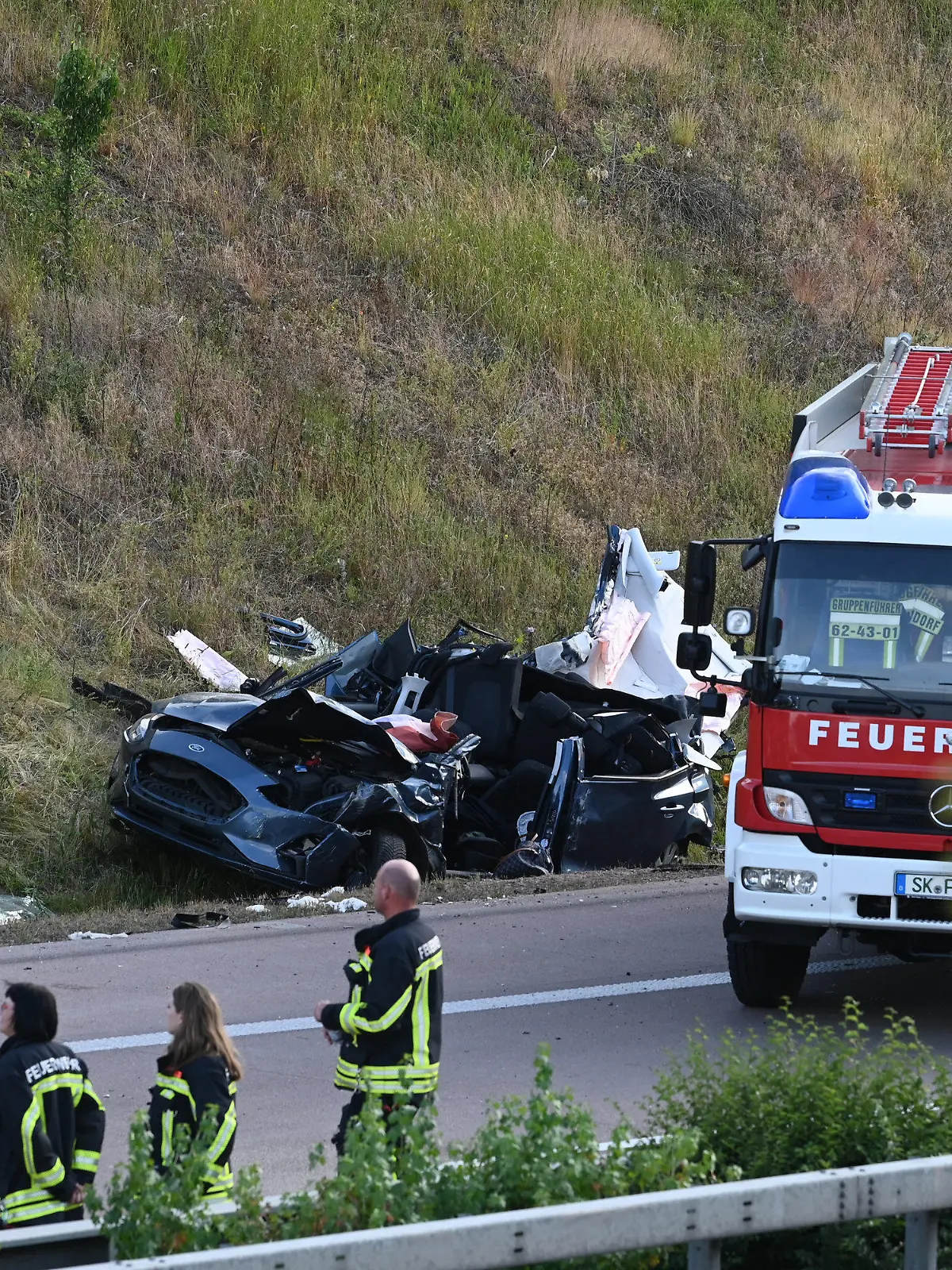 dpatopbilder - 09.06.2022, Sachsen-Anhalt, Halle/Saale: Einsatzkräfte der Feuerwehr sind an der Unfallstelle auf der Autobahn 14 bei Halle im Einsatz. Bei einem schweren Unfall auf der A14 bei Halle sind am Donnerstag drei Menschen ums Leben gekommen. Das teilte die Polizei mit. An dem Unfall zwischen den Anschlussstellen Trotha und Tornau seien zwei Autos und zwei Kleintransporter beteiligt gewesen. Foto: Heiko Rebsch/dpa +++ dpa-Bildfunk +++