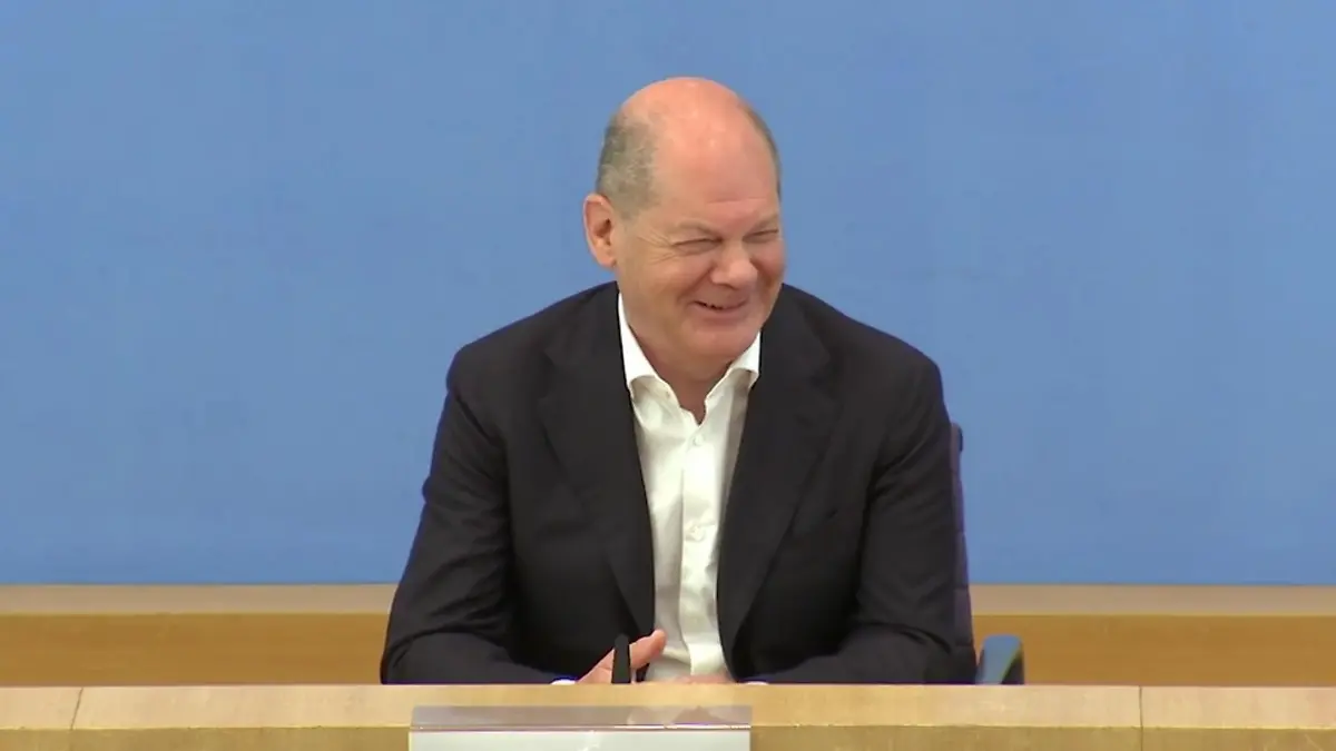 Kanzler Scholz mit Lachflash bei Sommer-Pressekonferenz Wie lustig ist denn bitte diese Lache?