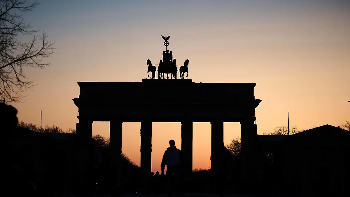  Sonnenuntergang in Berlin Die Sonne geht am 21.03.2022 in Berlin unter. Berlin Berlin Deutschland *** Sunset in Berlin The sun sets on 21 03 2022 in Berlin Berlin Germany