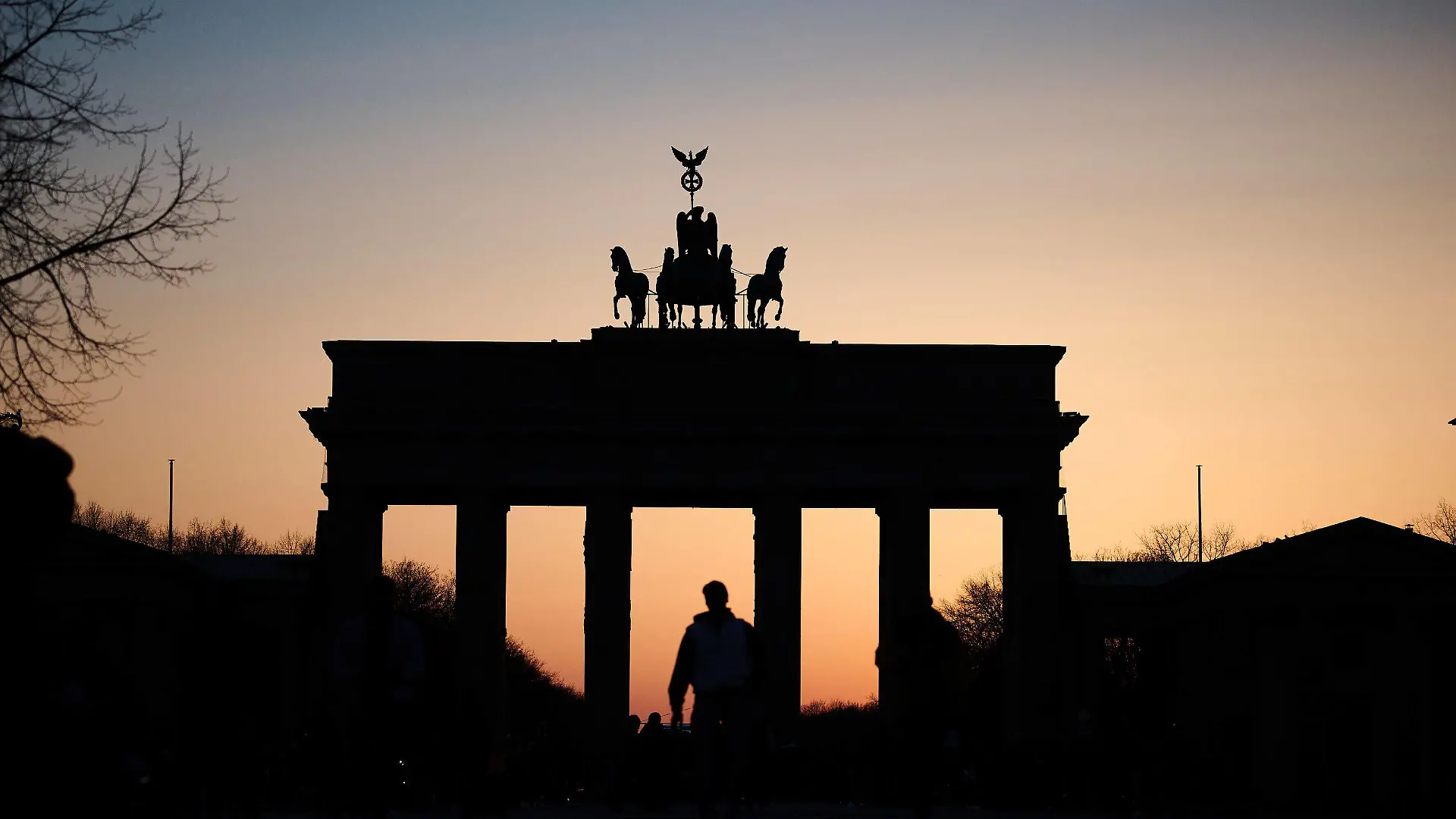 Sonnenuntergang in Berlin Die Sonne geht am 21.03.2022 in Berlin unter. Berlin Berlin Deutschland *** Sunset in Berlin The sun sets on 21 03 2022 in Berlin Berlin Germany