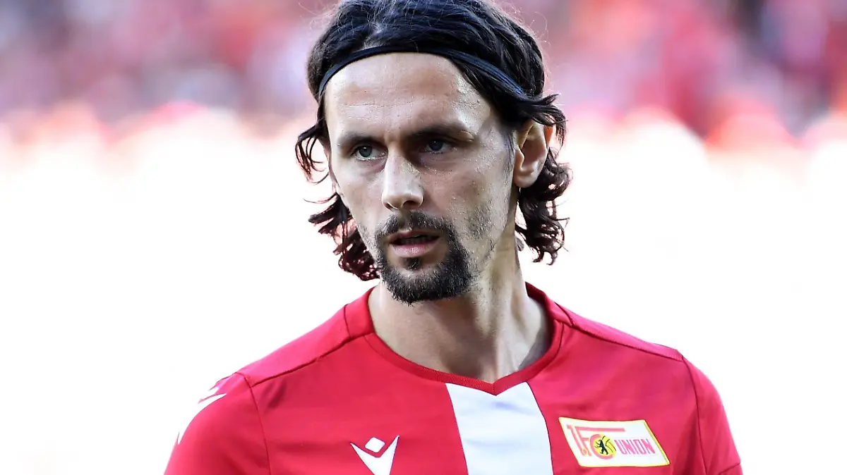 ARCHIV - 18.08.2019, Berlin: Fußball: Bundesliga, 1. FC Union Berlin - RB Leipzig, 1. Spieltag im Stadion An der Alten Försterei. Unions Neven Subotic kommt in das Stadion. Im Profi- und Amateurfußball wird gefährlich oft zu Schmerzmitteln gegriffen. (zu dpa ««Hau rein die Pille»: ARD-Doku zu Schmerzmittelmissbrauch im Fußball») Foto: Britta Pedersen/dpa-Zentralbild/dpa +++ dpa-Bildfunk +++