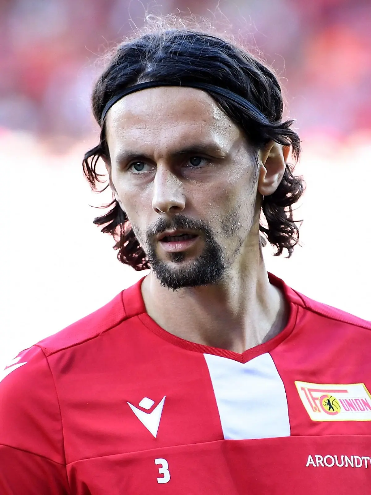 ARCHIV - 18.08.2019, Berlin: Fußball: Bundesliga, 1. FC Union Berlin - RB Leipzig, 1. Spieltag im Stadion An der Alten Försterei. Unions Neven Subotic kommt in das Stadion. Im Profi- und Amateurfußball wird gefährlich oft zu Schmerzmitteln gegriffen. (zu dpa ««Hau rein die Pille»: ARD-Doku zu Schmerzmittelmissbrauch im Fußball») Foto: Britta Pedersen/dpa-Zentralbild/dpa +++ dpa-Bildfunk +++