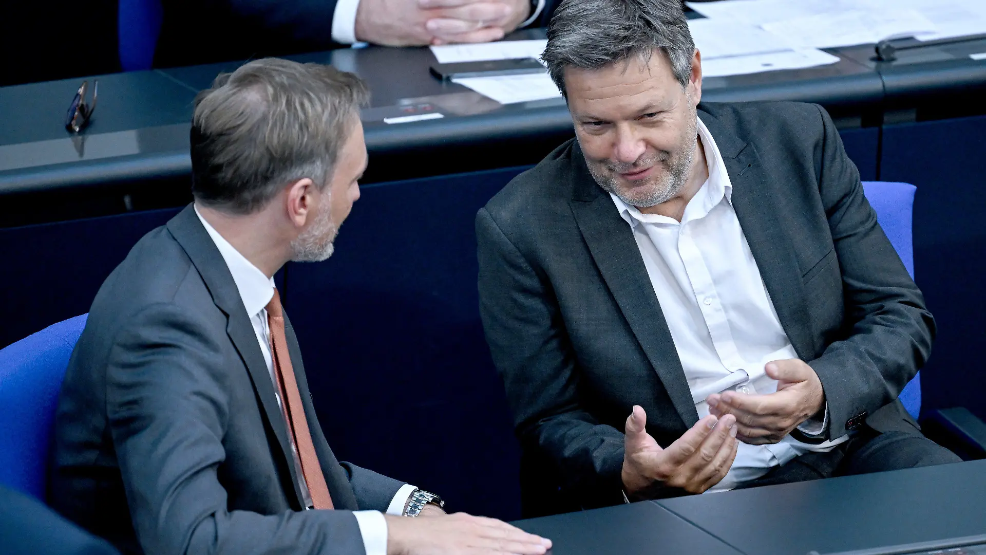 03.06.2022, Berlin: Christian Lindner (FDP - l), Bundesfinanzminister, und Robert Habeck (Bündnis 90/Die Grünen), Vizekanzler und Bundesminister fu·r Wirtschaft und Klimaschutz, unterhalten sich am Rande der Debatte im Deutschen Bundestag. Foto: Britta Pedersen/dpa +++ dpa-Bildfunk +++