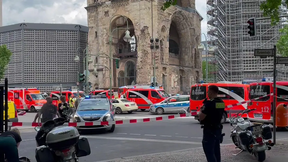 In Berlin-Charlottenburg ist ein Auto in eine Menschenmenge gerast.