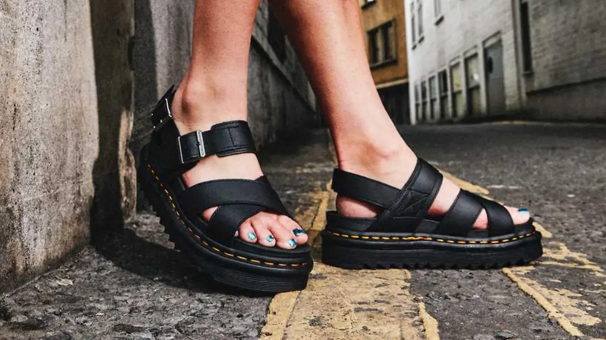 Frau trägt schwarze Dr. Martens