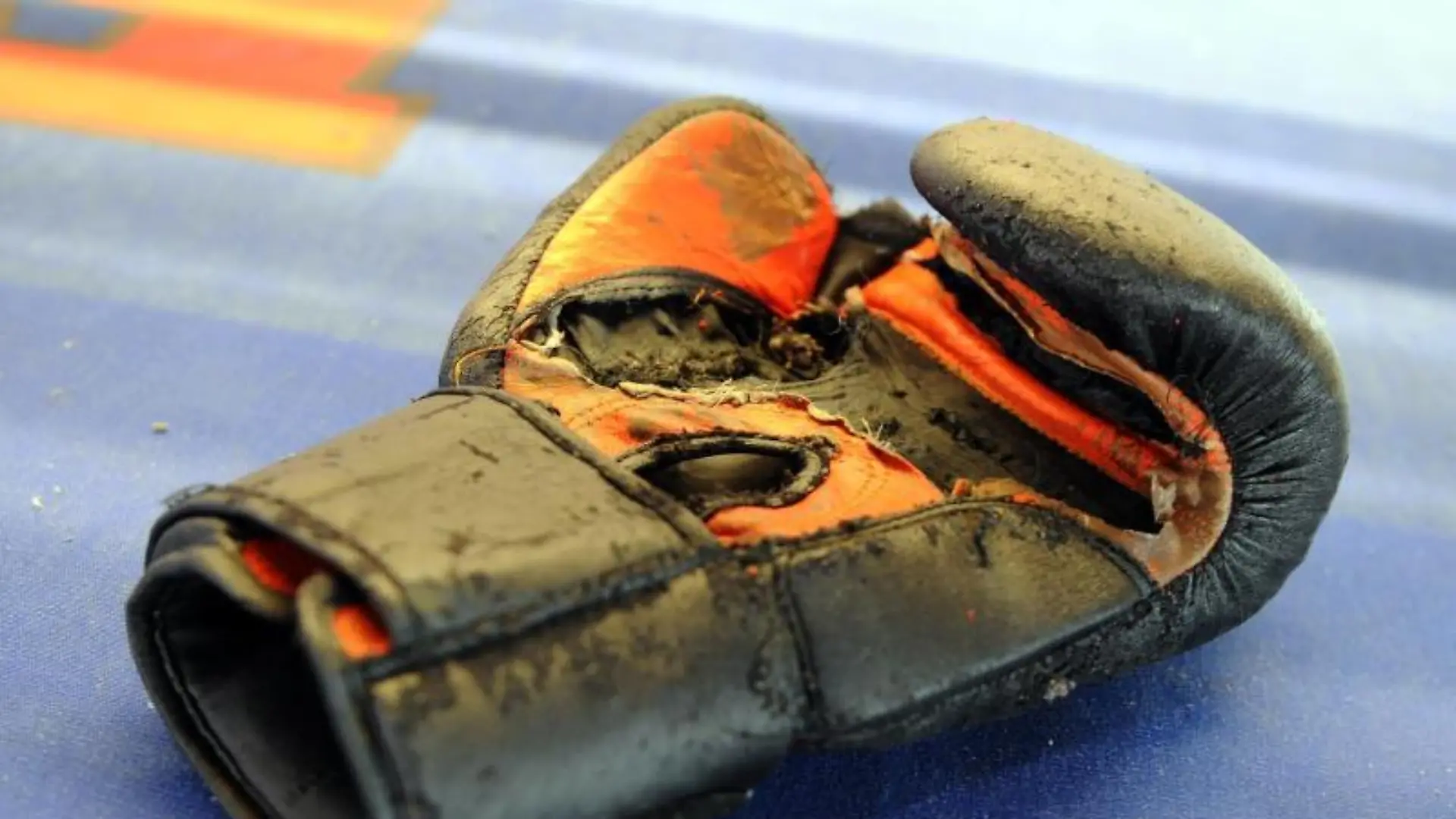 Verschlissener Boxhandschuh