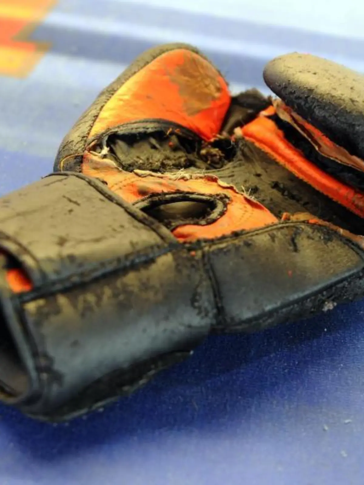 Verschlissener Boxhandschuh