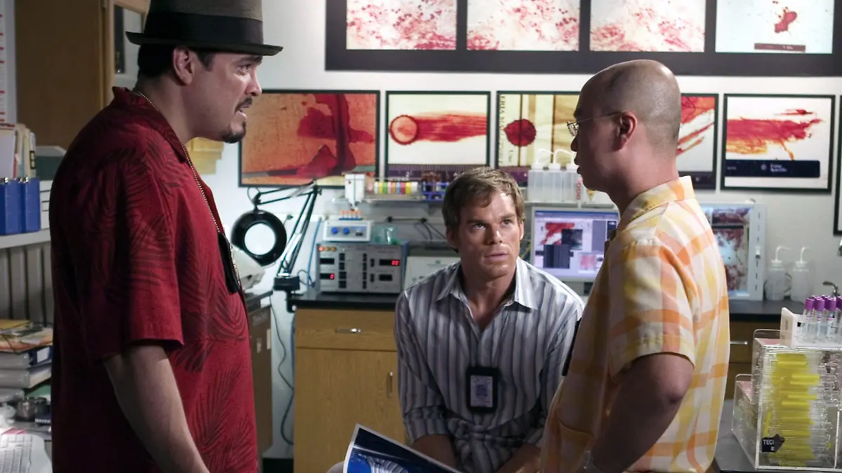 DEXTER [US TV SERIES 2006 - ] Series,1/Episode,3/'Popping Cherry' [L-R] DAVID ZAYAS as Angel Batista, MICHAEL C. HALL as Dexter Morgan, C.S. LEE as Vince Masuka Date: 2006 (Mary Evans Picture Library) || Nur für redaktionelle Verwendung