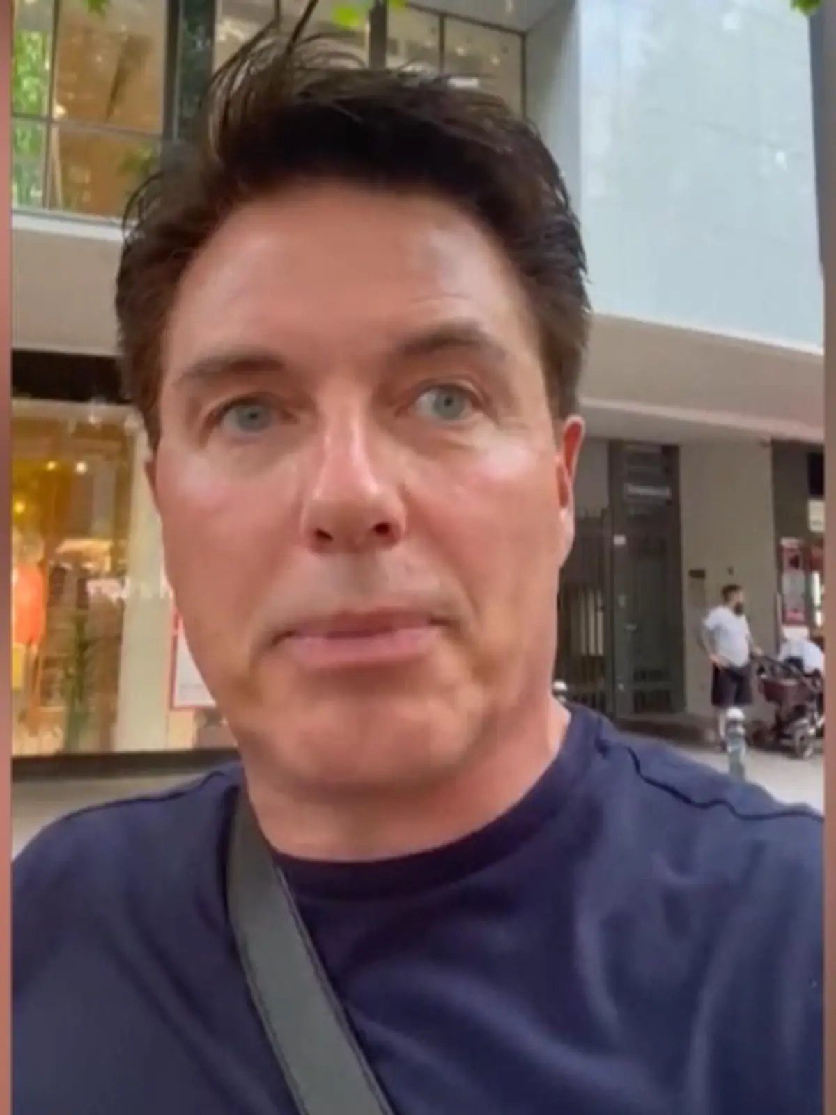 Schauspieler John Barrowman ist als Tourist am Berliner Ku'damm unterwegs. Dann wird er Zeuge, wie ein Fahrer sein Auto in eine Menschenmenge steuert. Wie er die Situation erlebt hat, sehen Sie im Video.