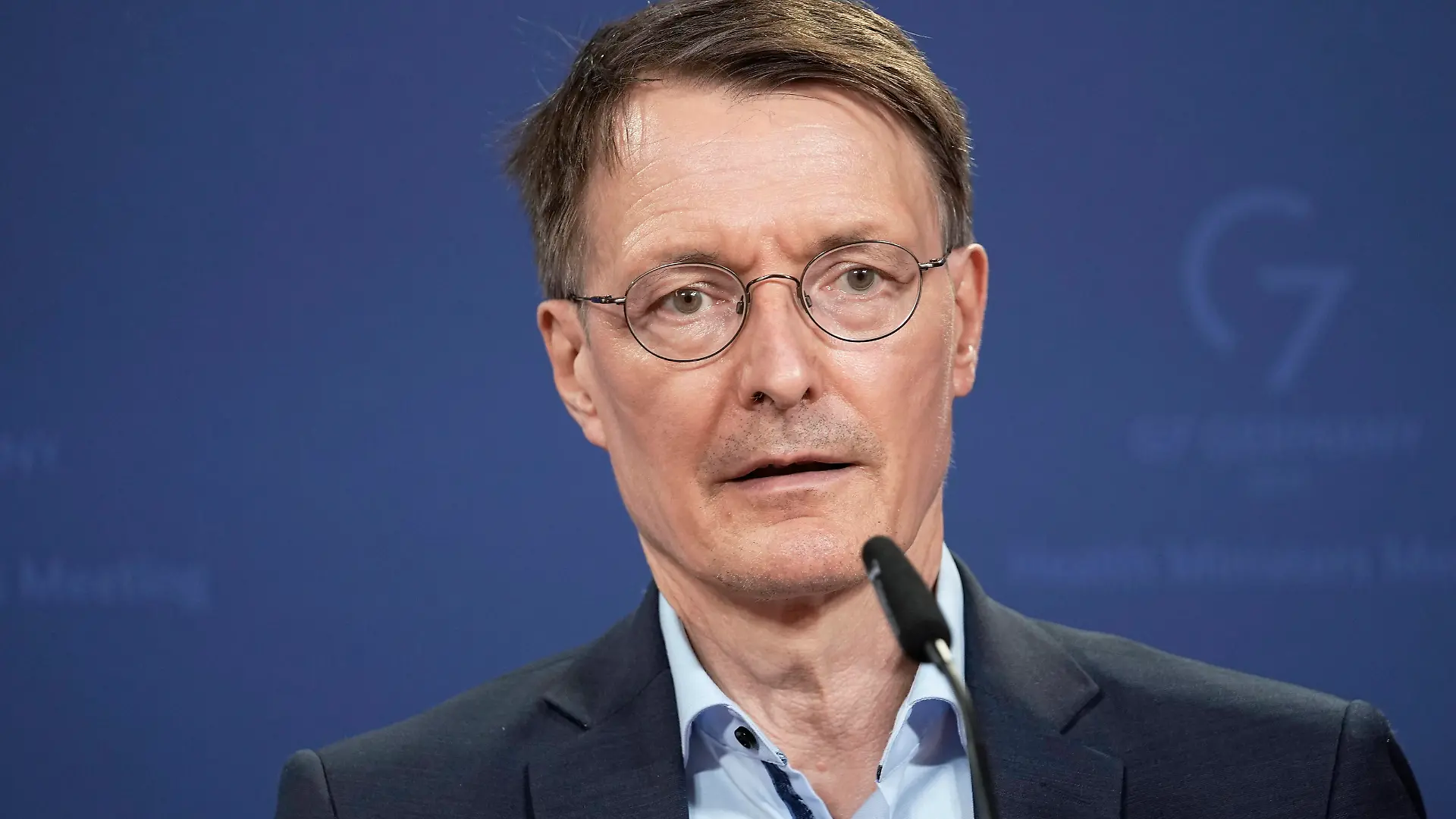 Pressekonferenz zur G7 Gesundheitsministertreffen in Berlin Aktuell,19.05.2022 Berlin, Gesundheitsminister Karl Lauterbach SPD im Portrait bei der Pressekonferenz zum G7 Treffen der Gesundheitsminister im Roten Rathaus in Berlin Berlin Berlin Deutschland *** Press conference on the G7 health ministers meeting in Berlin News,19 05 2022 Berlin, Health Minister Karl Lauterbach SPD in portrait at the press conference on the G7 meeting of health ministers in the Red City Hall in Berlin Berlin Germany