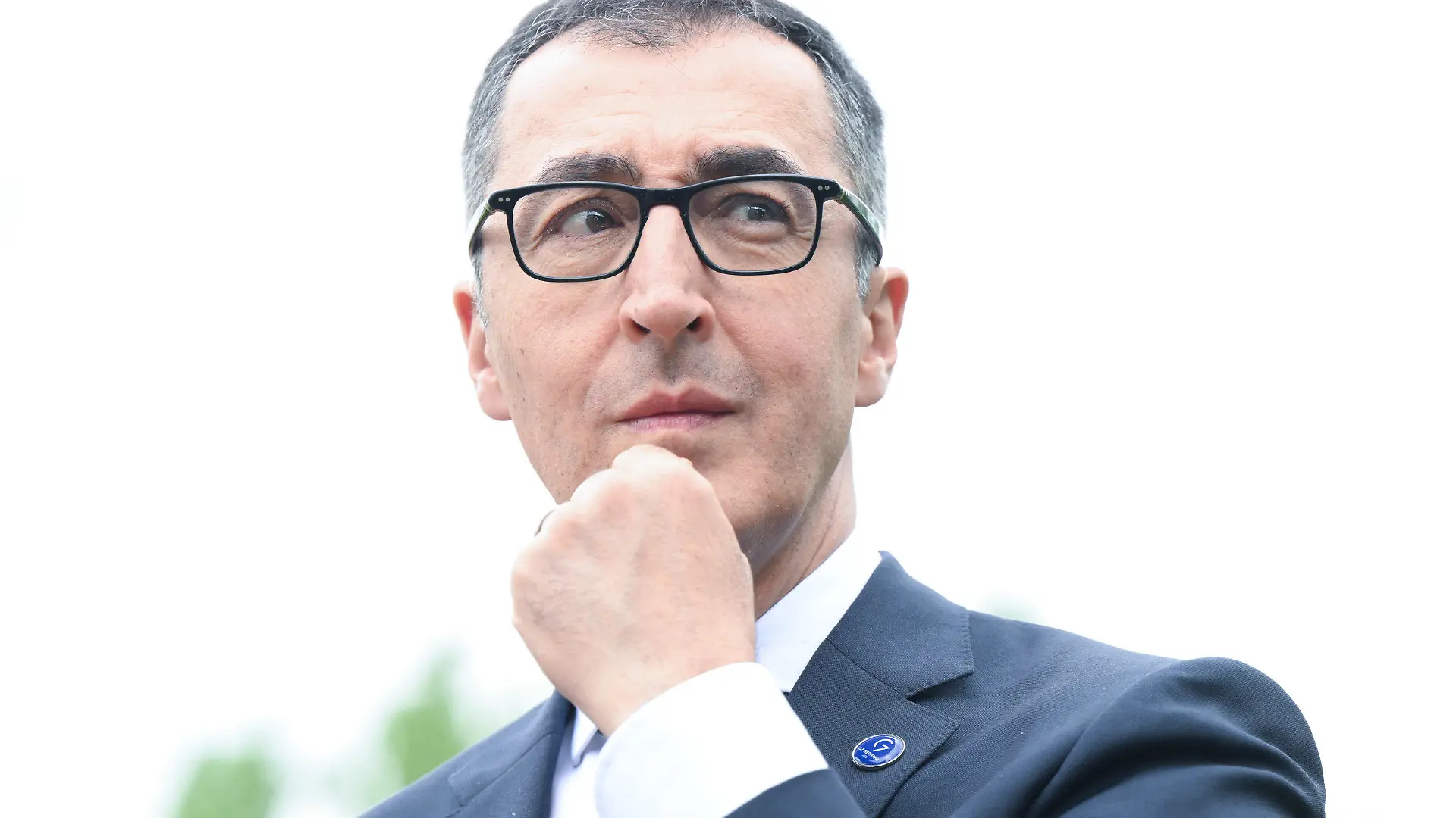 ARCHIV - 13.05.2022, Baden-Württemberg, Stuttgart: Cem Özdemir (Bündnis 90/Die Grünen), Bundesminister für Ernährung besichtigt zusammen mit den Delegationen beim G7 Treffen der Agrarminister im Schloss Hohenheim den Park der Universität. Die Ansage der EU-Kommission ist eindeutig: Landwirtschaftsminister Özdemir muss den deutschen Strategieplan für künftige EU-Agrar-Subventionen deutlich nachbessern. (zu dpa «EU-Kommission übt deutliche Kritik an deutschem EU-Agrar-Plan») Foto: Bernd Weißbrod/dpa +++ dpa-Bildfunk +++