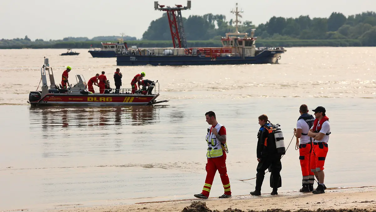 09.07.2023, Hamburg: Einsatzkräfte suchen in der Elbe Nähe Falkensteiner Ufer nach einem vermissten Jugendlichen. Die Rettungskräfte wurden um 15.53 Uhr alarmiert und suchten bislang vergebens nach dem Schwimmer. Foto: Bodo Marks/Bodo Marks/dpa +++ dpa-Bildfunk +++