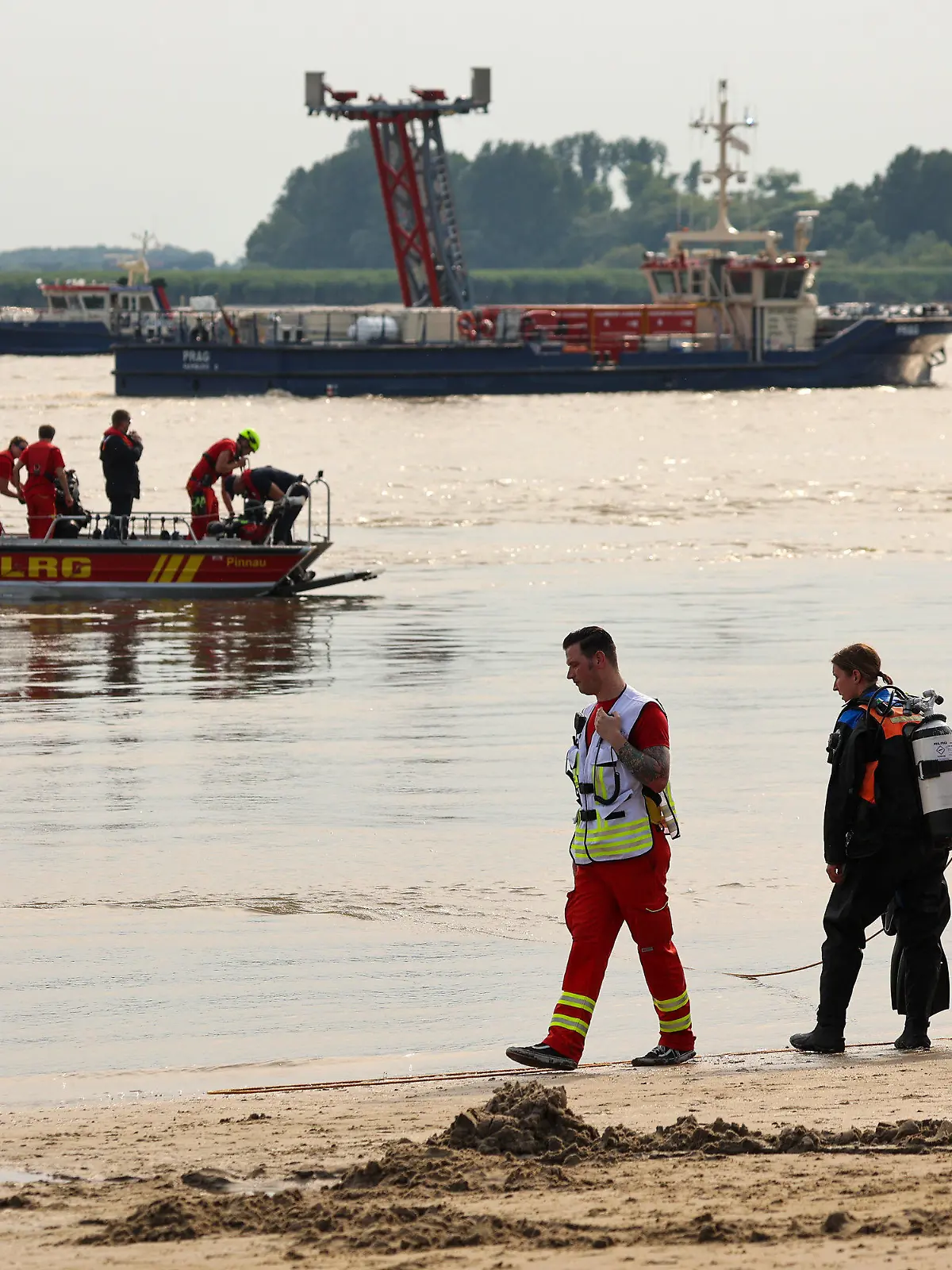 09.07.2023, Hamburg: Einsatzkräfte suchen in der Elbe Nähe Falkensteiner Ufer nach einem vermissten Jugendlichen. Die Rettungskräfte wurden um 15.53 Uhr alarmiert und suchten bislang vergebens nach dem Schwimmer. Foto: Bodo Marks/Bodo Marks/dpa +++ dpa-Bildfunk +++