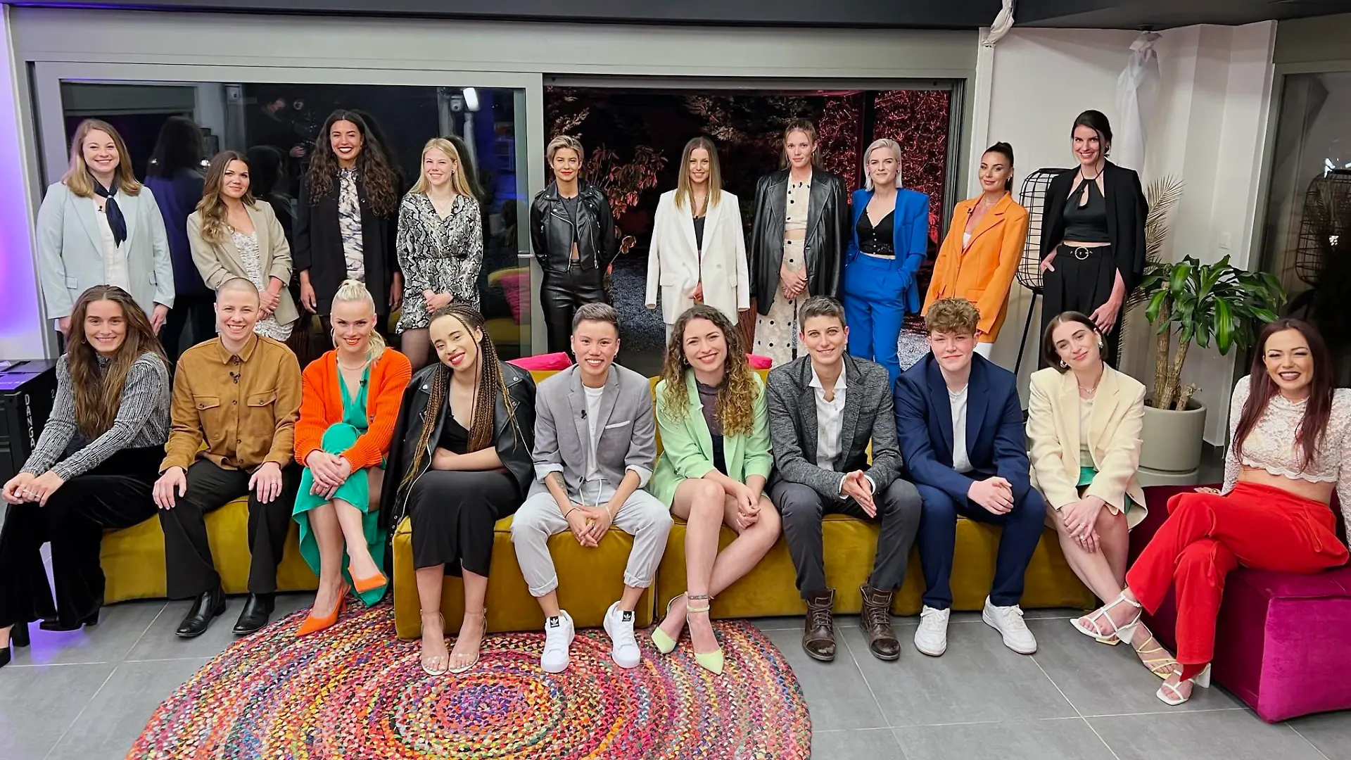 V.l. oben: Katharina, Aylin, Tyshea, Laura, Princess Hanna, Vivien, Dora, Anastasia, Jessica, Charlotte. V.l. unten: Jasmin Amelia, Jördis, Paula, Lena, Sabcho, Sarah, Carolin, Jay, Kim und Maria.
Die Verwendung des sendungsbezogenen Materials ist nur mit dem Hinweis und Verlinkung auf RTL+ gestattet.