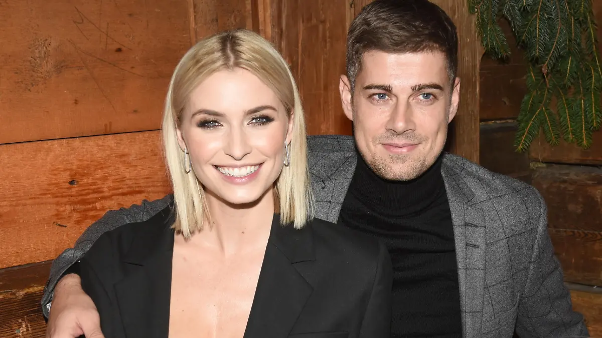 Lena Gercke, Model und Unternehmerin, lächelt mit ihrem Lebensgefährten Dustin Schöne bei ihrer Weihnachtsfeier im Wellnesshotel Stanglwirt.