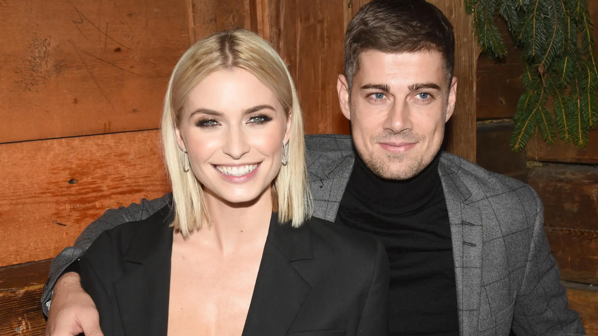 Lena Gercke, Model und Unternehmerin, lächelt mit ihrem Lebensgefährten Dustin Schöne bei ihrer Weihnachtsfeier im Wellnesshotel Stanglwirt.