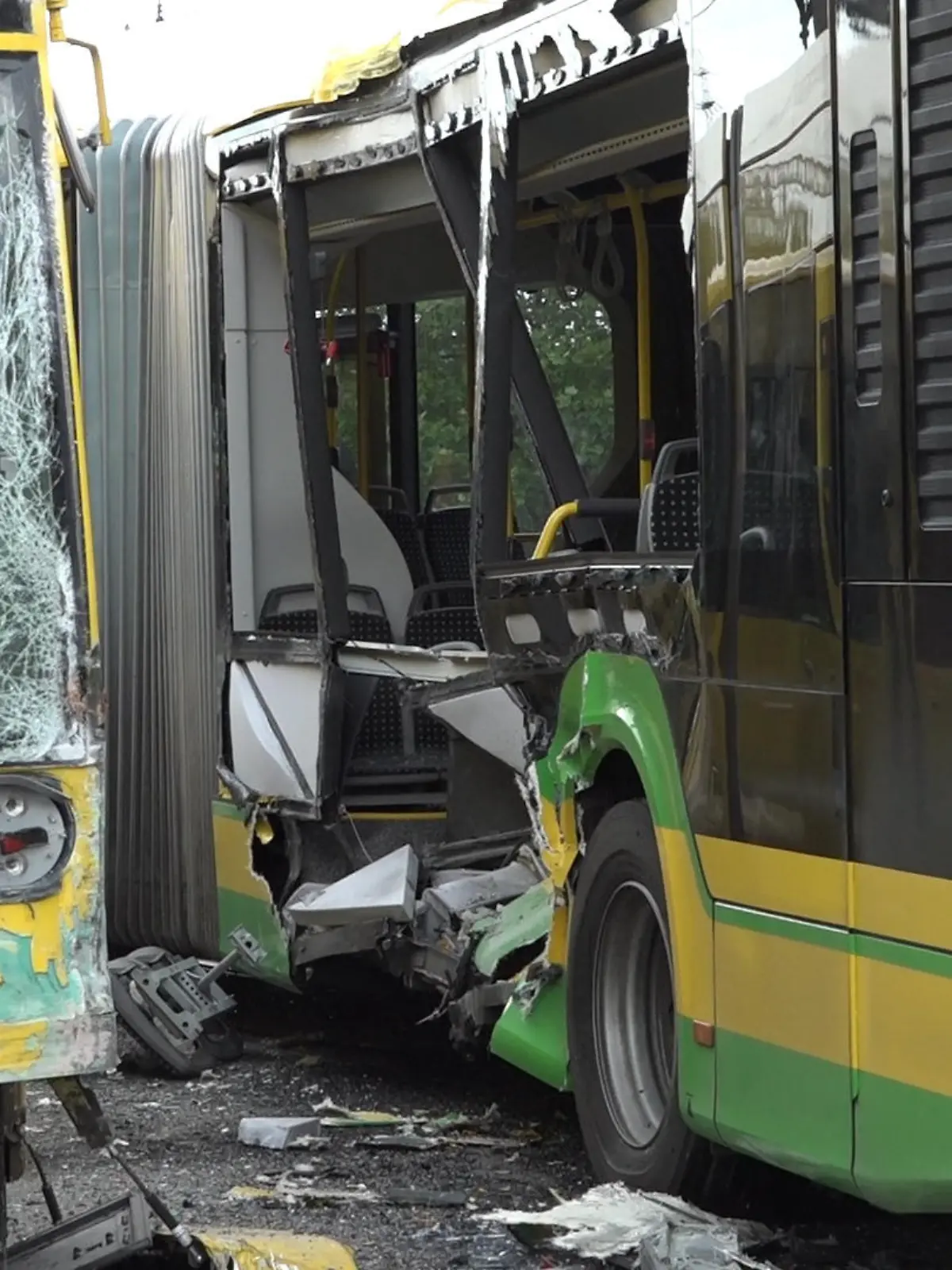 Eine beschädigte Straßebahn und ein beschädigter Bus stehen nach einem Unfall auf der Straße. Beim Zusammenstoß eines Linienbusses mit einer Straßenbahn sind in Oberhausen zahlreiche Menschen verletzt worden. Ein Polizeisprecher sprach kurz nach dem Unfall am Donnerstag von «etwa zwei Dutzend Leicht- und Schwerverletzten». (zu dpa "Viele Verletzte bei Zusammenstoß Bus und Straßenbahn in Oberhausen")
