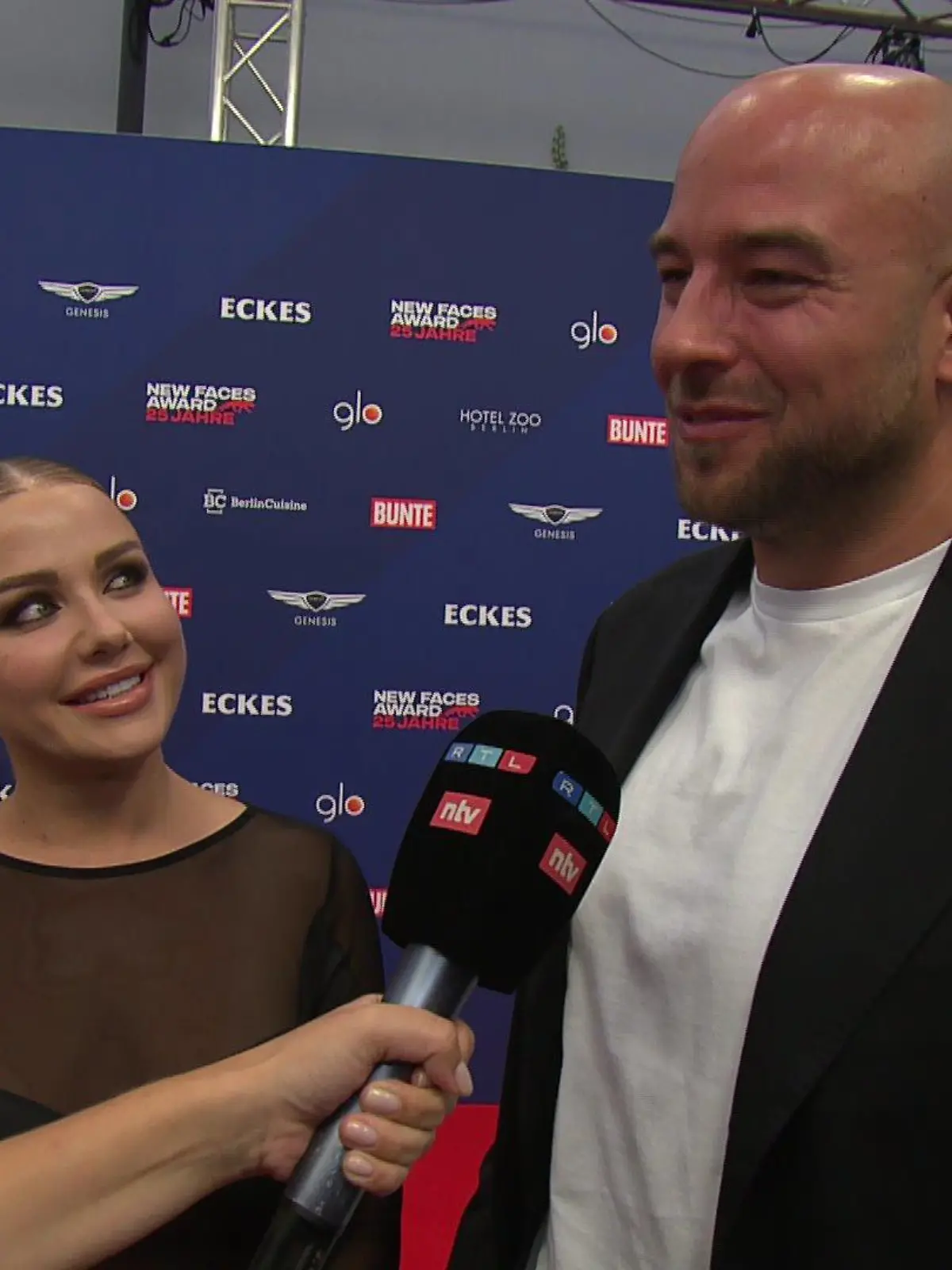 Kim Gloss und ihr Mann Alexander Beliaikin erzählen uns beim Bunte New Faces Award 2023, wie sich Tochter Golda entwickelt hat.
