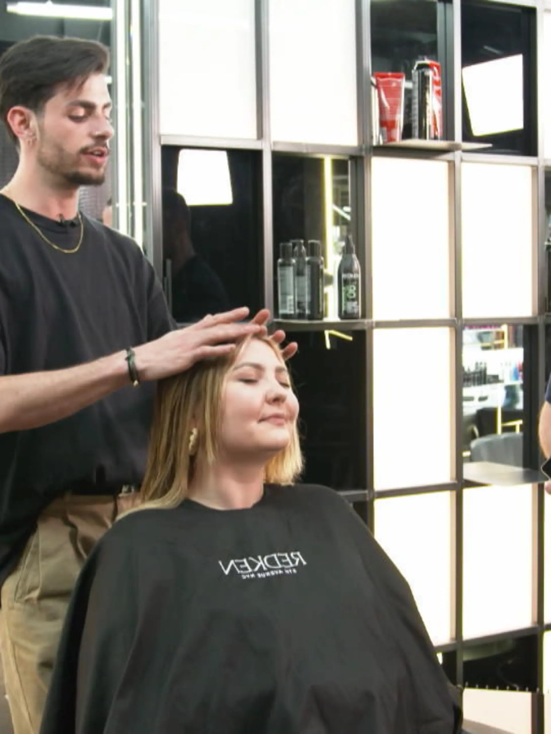 Studentin Franzi wünschte sich schöne Haare von Edel-Friseur und dafür haben alle ihre Freunde zusammengelegt. Doch statt einer schicken Balayage gab’s am Ende Blockstreifen. Jetzt fühlt die junge Frau sich unwohler denn je. Ob Beauty-Retter Andreas Wendt Franzi helfen kann, sehen Sie hier.