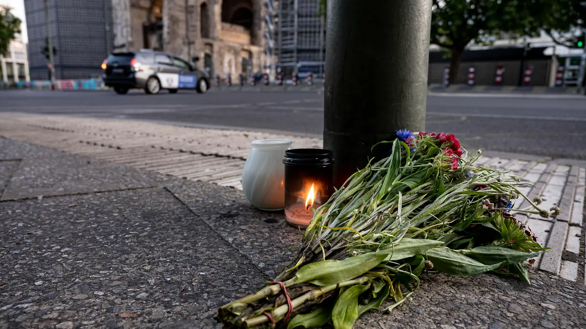 dpatopbilder - 09.06.2022, Berlin: Kerzen und ein Blumenstrauß liegen auf dem Bürgersteig an der Tauentzienstraße. Am Vortag war ein 29-jähriger hier mit seinem Auto in der Nähe der Berliner Gedächtniskirche in eine Schülergruppe aus Hessen gefahren, deren Lehrerin ums Leben kam. Foto: Fabian Sommer/dpa +++ dpa-Bildfunk +++