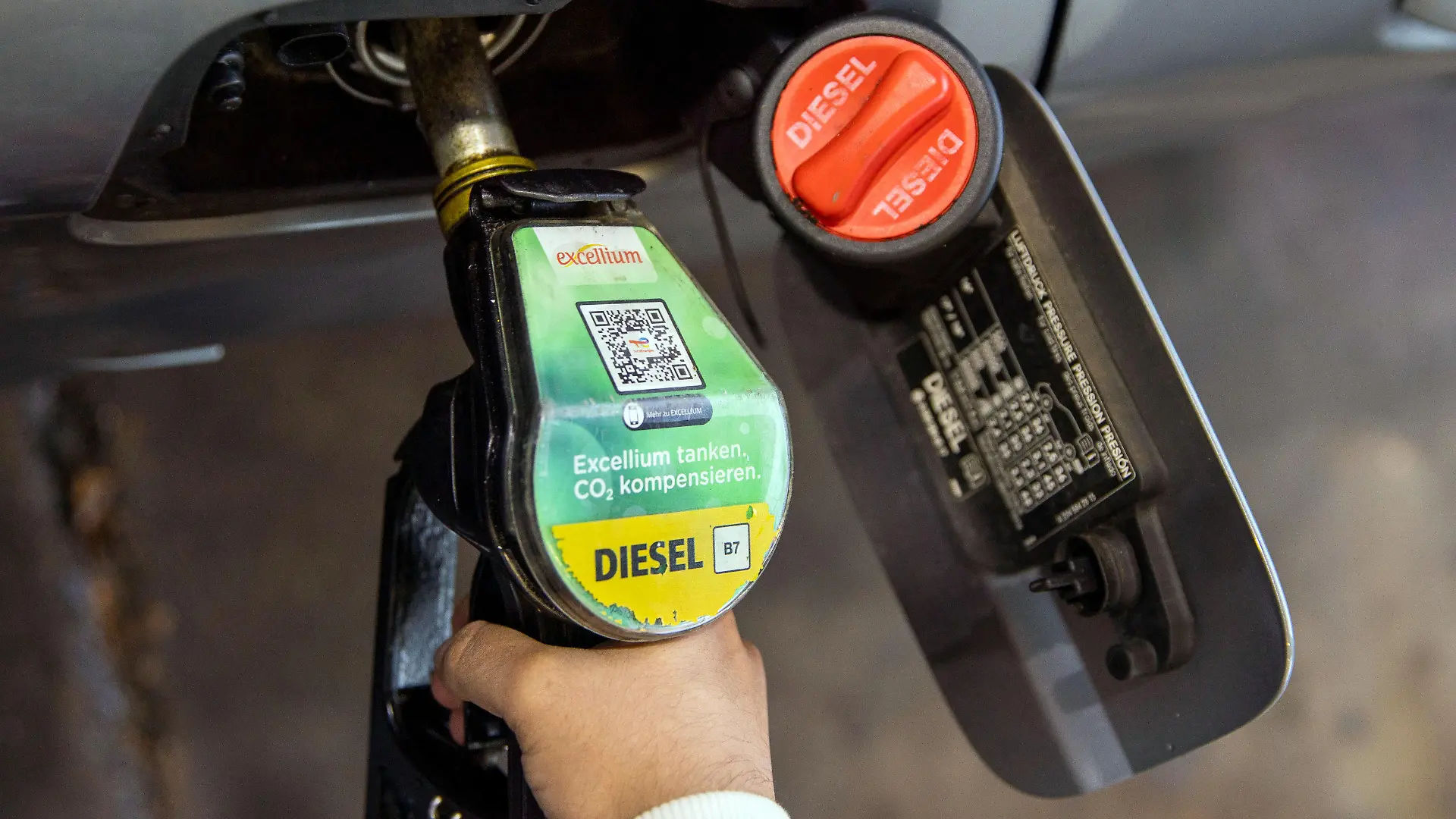 ARCHIV - 11.10.2021, Berlin: Ein Autofahrer betankt ein Auto mit dem Kraftstoff Diesel an einer Tankstelle des Mineralölkonzerns Total in der Chausseestrasse. Zum ersten Mal seit den extremen Anstiegen der Spritpreise im März ist Diesel wieder billiger als Superbenzin der Sorte E10. (zu dpa «Diesel erstmals seit Anfang März wieder billiger als E10») Foto: Carsten Koall/dpa +++ dpa-Bildfunk +++