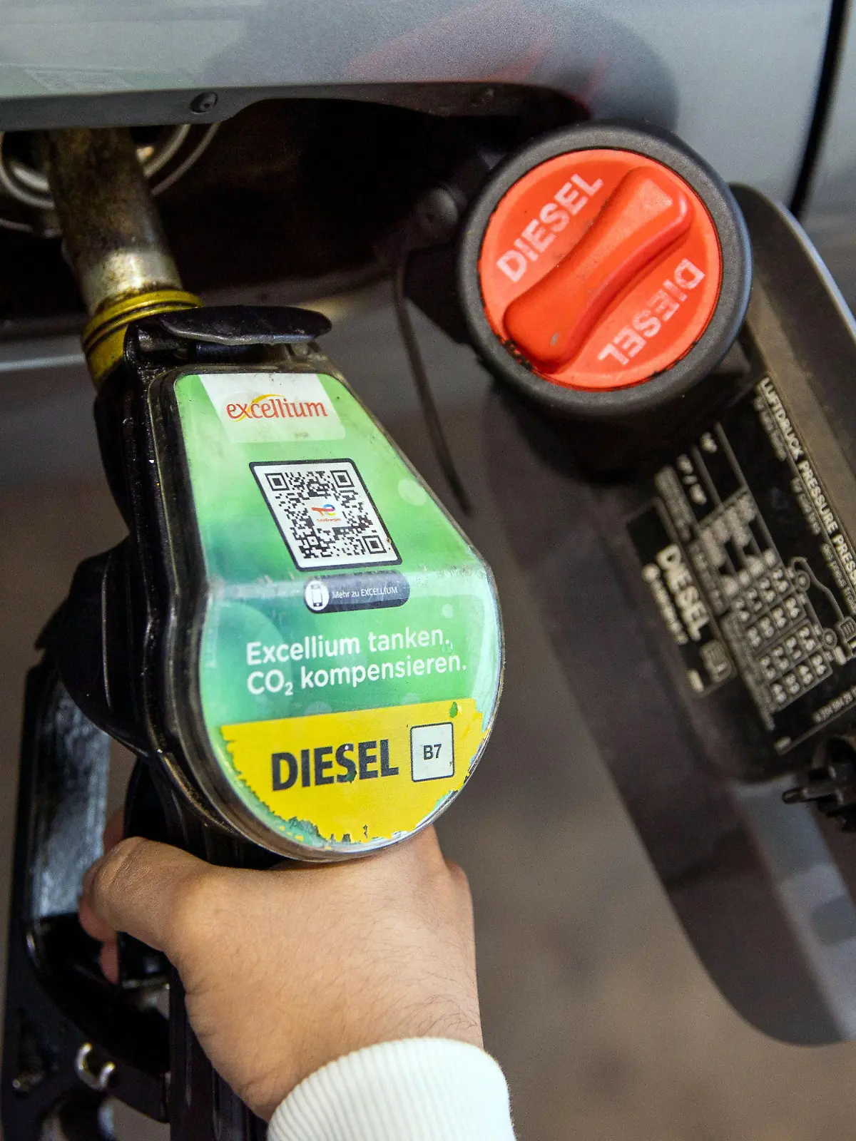 ARCHIV - 11.10.2021, Berlin: Ein Autofahrer betankt ein Auto mit dem Kraftstoff Diesel an einer Tankstelle des Mineralölkonzerns Total in der Chausseestrasse. Zum ersten Mal seit den extremen Anstiegen der Spritpreise im März ist Diesel wieder billiger als Superbenzin der Sorte E10. (zu dpa «Diesel erstmals seit Anfang März wieder billiger als E10») Foto: Carsten Koall/dpa +++ dpa-Bildfunk +++