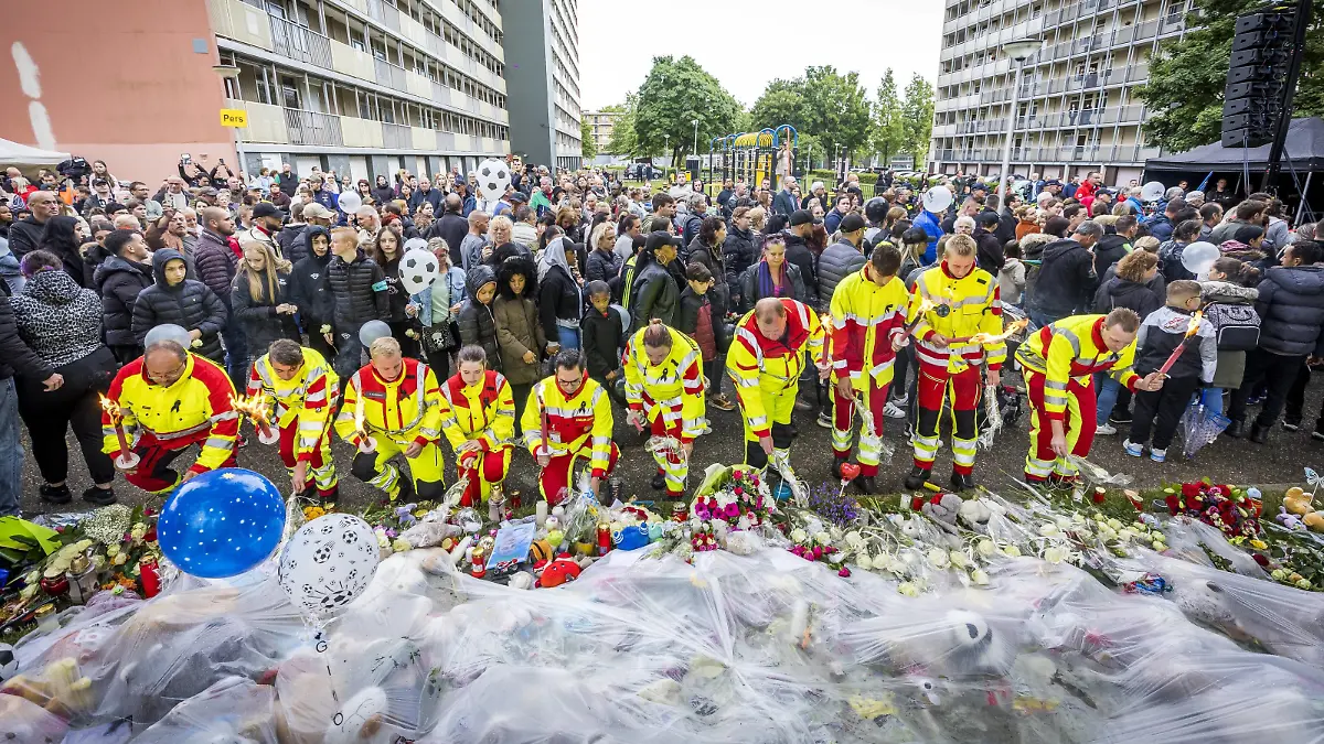 News Bilder des Tages 2022-06-08 20:13:06 KERKRADE - Emergency services lay flowers after a silent march in memory of 9-year-old Gino. The boy disappeared from a playground on June 1, and his remains were found a few days later near a house. A 22-year-old suspect has been arrested. ANP MARCEL VAN HOORN netherlands out - belgium out *** 2022 06 08 20 13 06 KERKRADE Emergency services lay flowers after a silent march in memory of 9 year old Gino The boy disappeared from a playground on June 1, and his remains were found a few days later near a house A 22 year old suspect has been arrested ANP MARCEL VAN HOORN netherlands out belgium out PUBLICATIONxINxGERxSUIxAUTxONLY Copyright: xx x450063281x originalFilename: 450063281.jpg