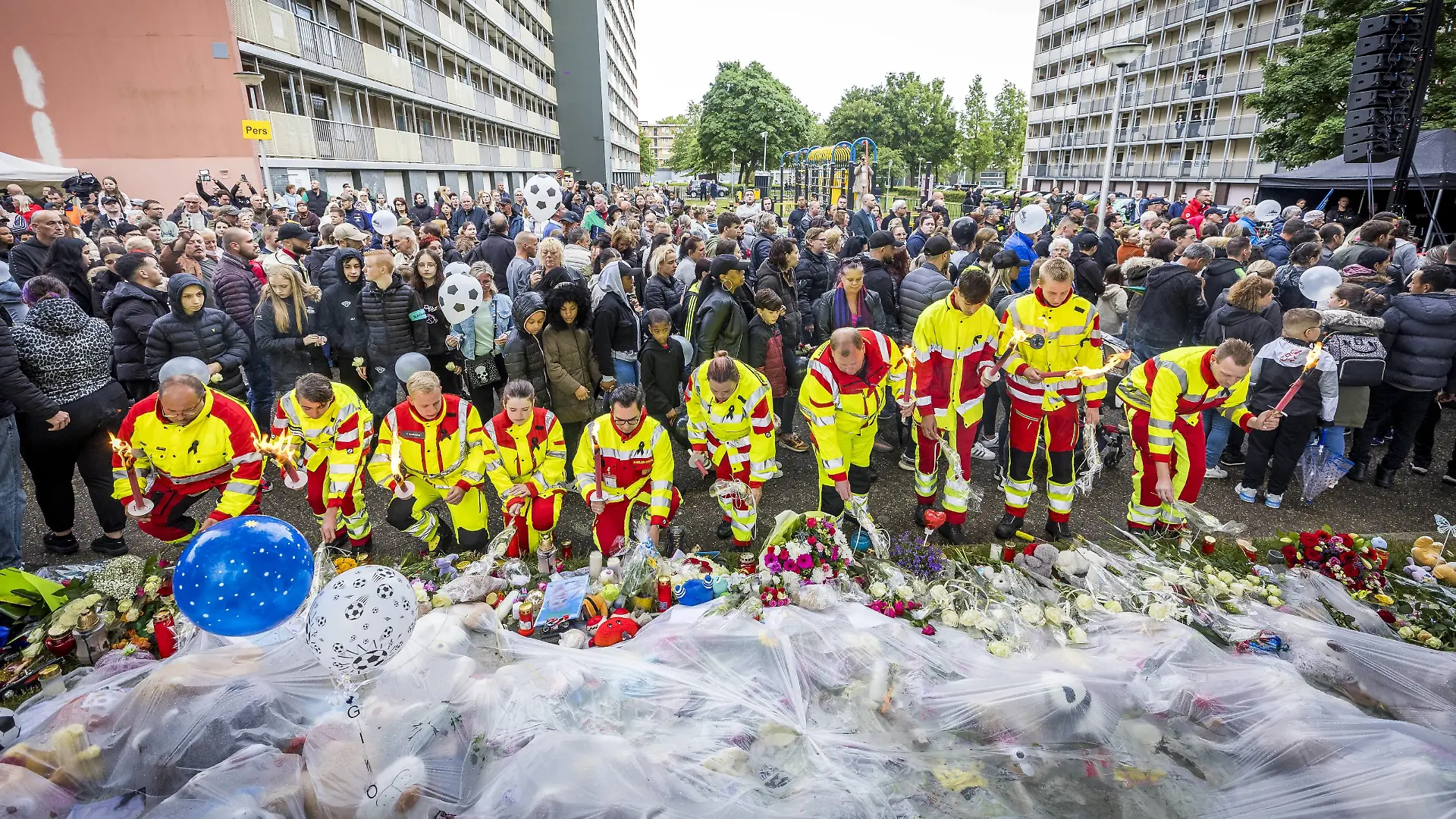 News Bilder des Tages 2022-06-08 20:13:06 KERKRADE - Emergency services lay flowers after a silent march in memory of 9-year-old Gino. The boy disappeared from a playground on June 1, and his remains were found a few days later near a house. A 22-year-old suspect has been arrested. ANP MARCEL VAN HOORN netherlands out - belgium out *** 2022 06 08 20 13 06 KERKRADE Emergency services lay flowers after a silent march in memory of 9 year old Gino The boy disappeared from a playground on June 1, and his remains were found a few days later near a house A 22 year old suspect has been arrested ANP MARCEL VAN HOORN netherlands out belgium out PUBLICATIONxINxGERxSUIxAUTxONLY Copyright: xx x450063281x originalFilename: 450063281.jpg