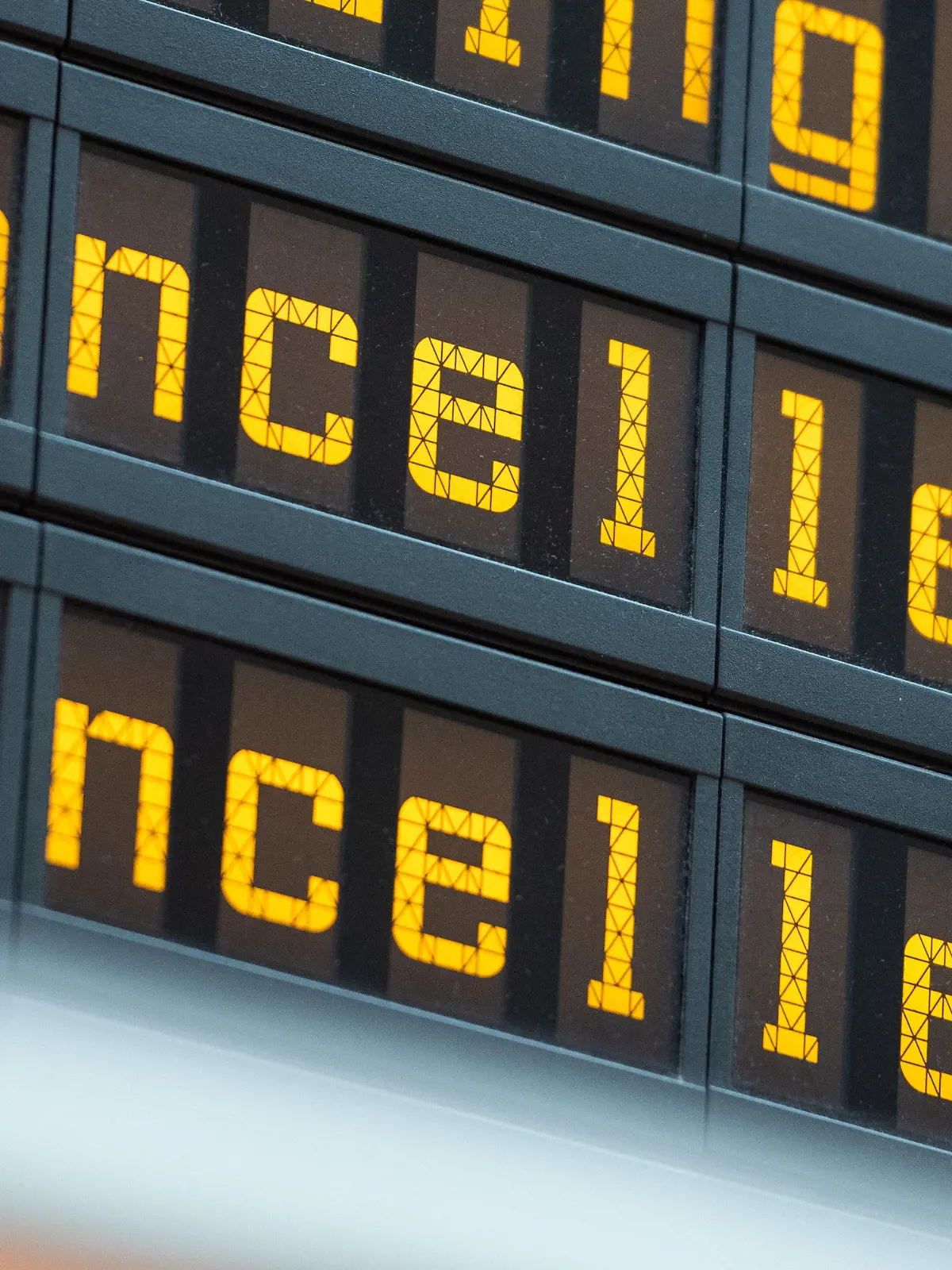20.10.2019, Berlin: Auf einer Anzeigetafel am Flughafen Berlin-Tegel werden zwei Flüge als "cancelled" (gestrichen) angezeigt. Die Gewerkschaft Unabhängige Flugbegleiter Organisation (Ufo) hat ihre Mitglieder zu Streiks aufgerufen. Die Kabinengewerkschaft hat den Warnstreik der Lufthansa-Töchter Eurowings, Germanwings, Lufthansa Cityline und Sunexpress an mehreren deutschen Flughäfen bis um Mitternacht verlängert. Foto: Christophe Gateau/dpa +++ dpa-Bildfunk +++