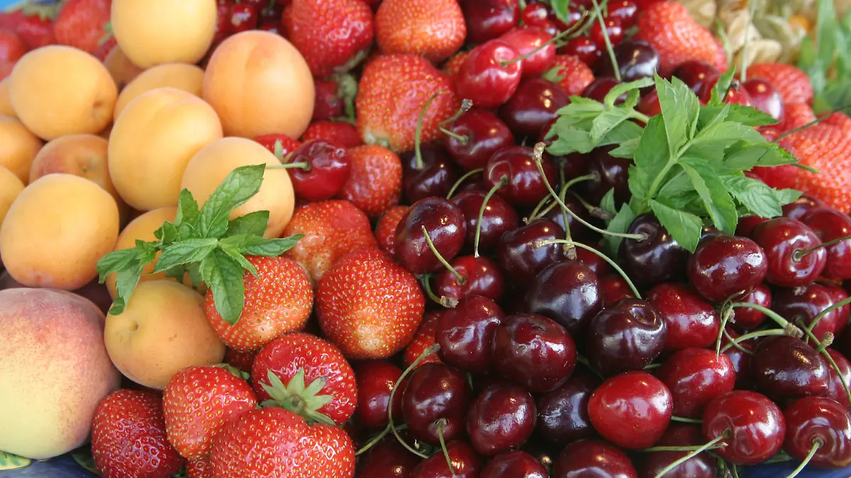Eine schön dekorierte Schale mit frischem Obst steht am Montag auf einem Büfett, aufgenommen am 23.06.2008 beim ZDF-Sommerfest auf dem Gelände der Neuen Nationalgalerie in Berlin. Foto: Xamax +++(c) dpa - Report+++