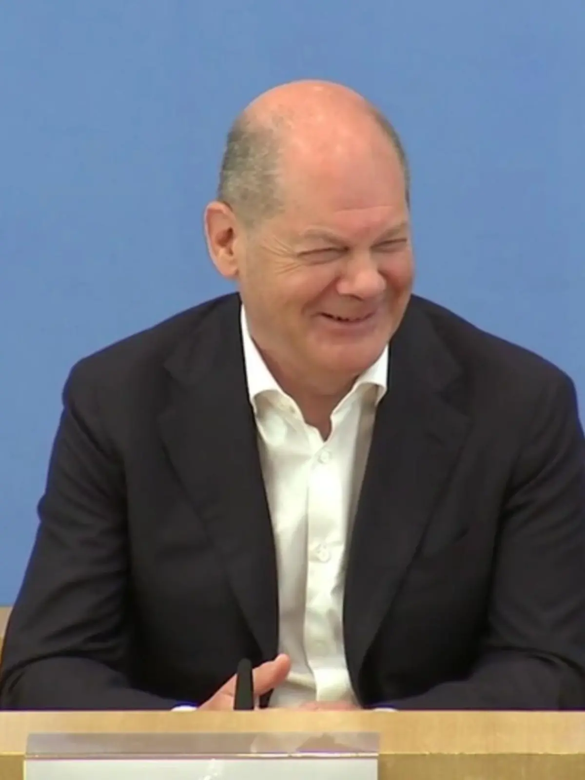 Scholz zieht Bilanz. Kurz vor seinem Urlaub stellt sich der Bundeskanzler den Fragen der Hauptstadtjournalisten. In der traditionellen Pressekonferenz in Berlin geht es unter anderem um die zuletzt starken Turbulenzen in der Ampel-Koalition, die aktuell schlechten Umfragewerte des Kanzlers und den Ukraine-Krieg, doch dann klingelt das Handy eines Journalisten - und der Kanzler bekommt einen Lach-Flash.