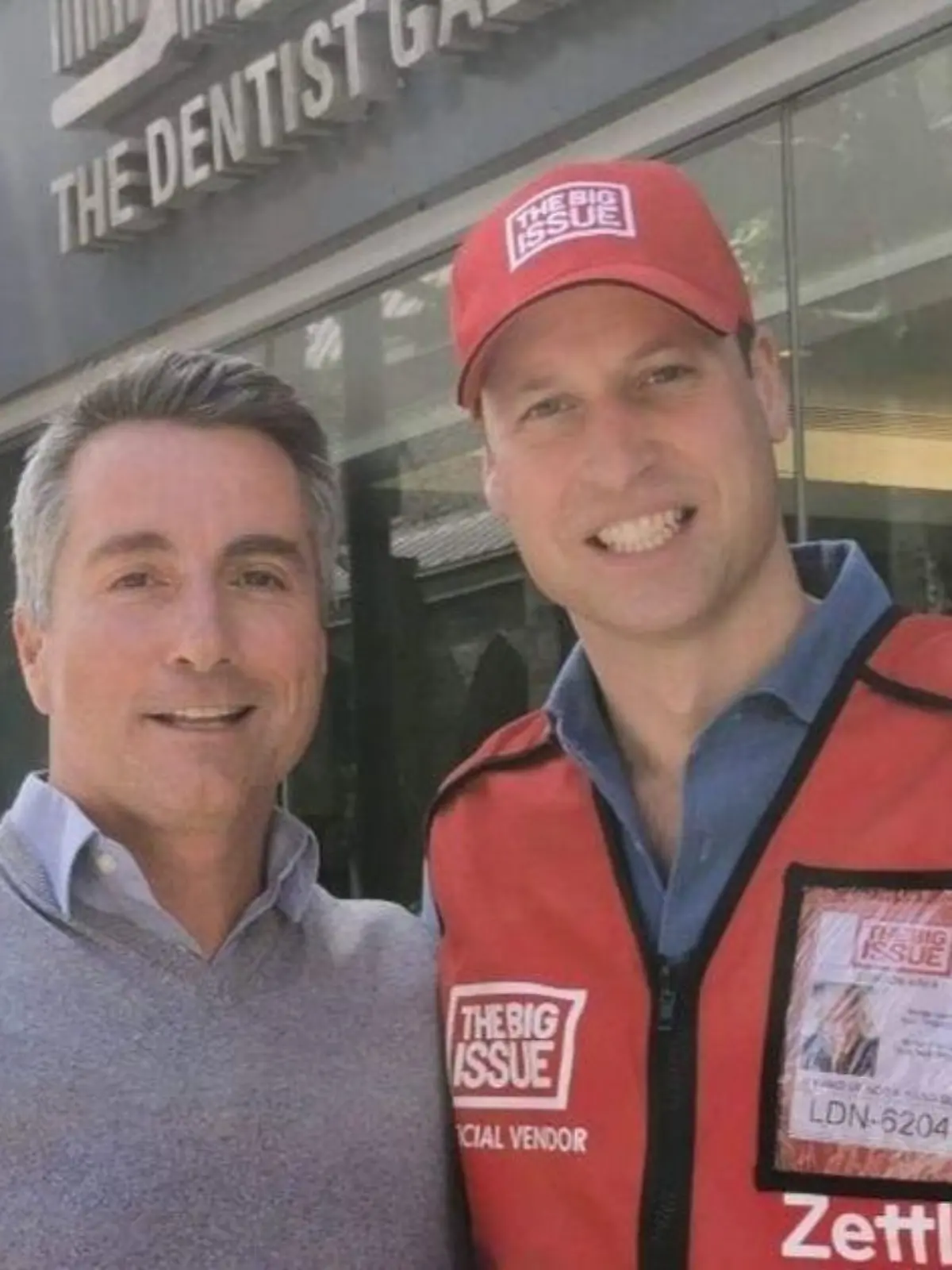 Prinz William beim Verkaufen des "Big Issue", einer Obdachlosenzeitschrift in London.