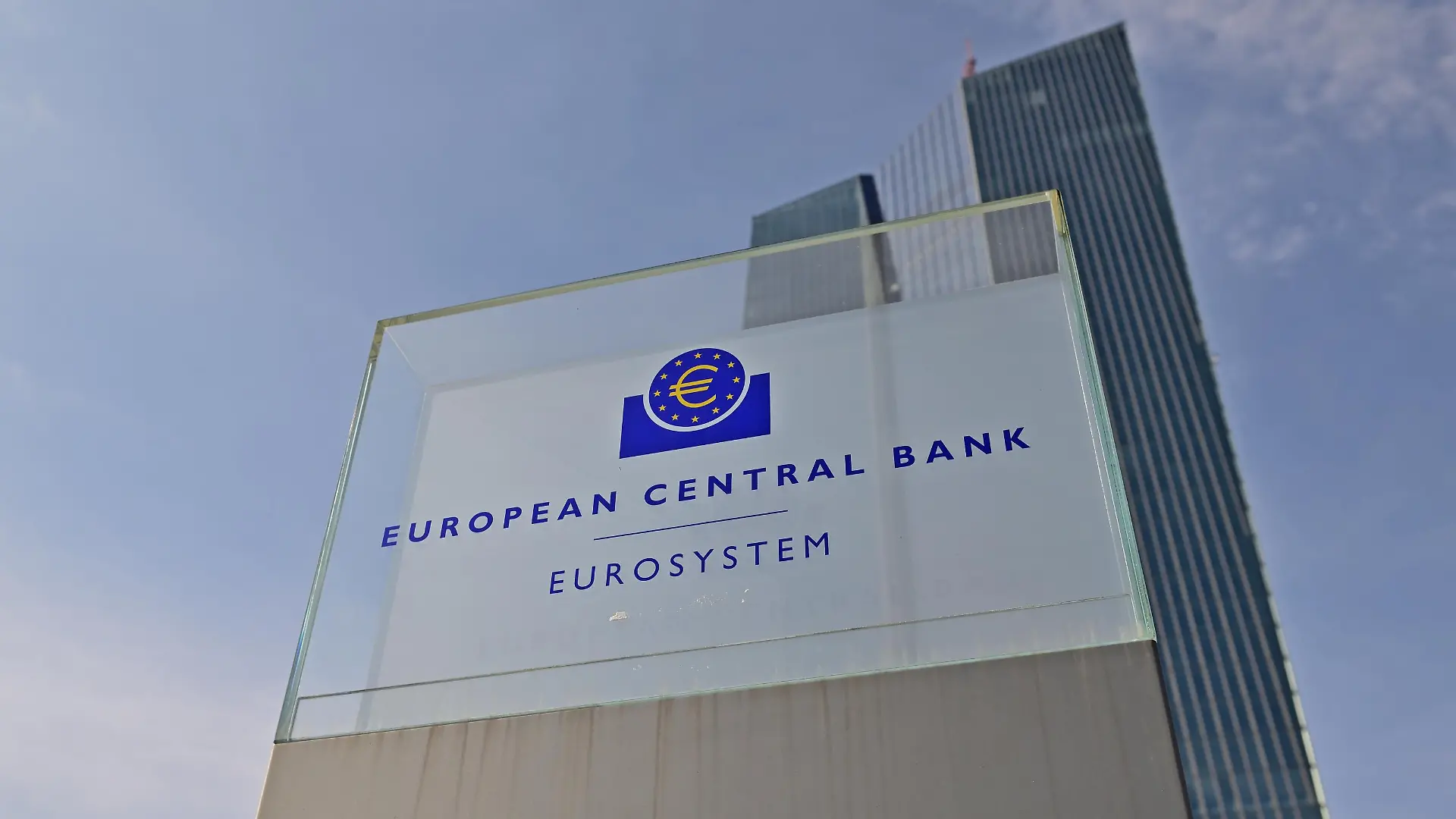 Symbolbild, "EZB" Eingang der Europäischen Zentralbank in Frankfurt am Main.