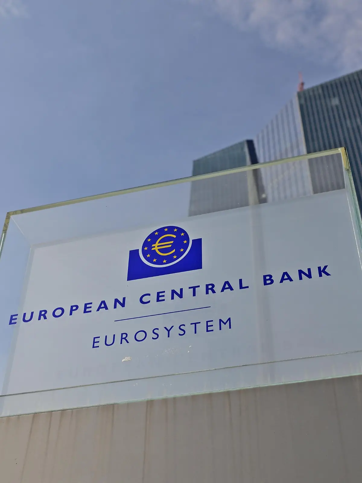 Symbolbild, "EZB" Eingang der Europäischen Zentralbank in Frankfurt am Main.