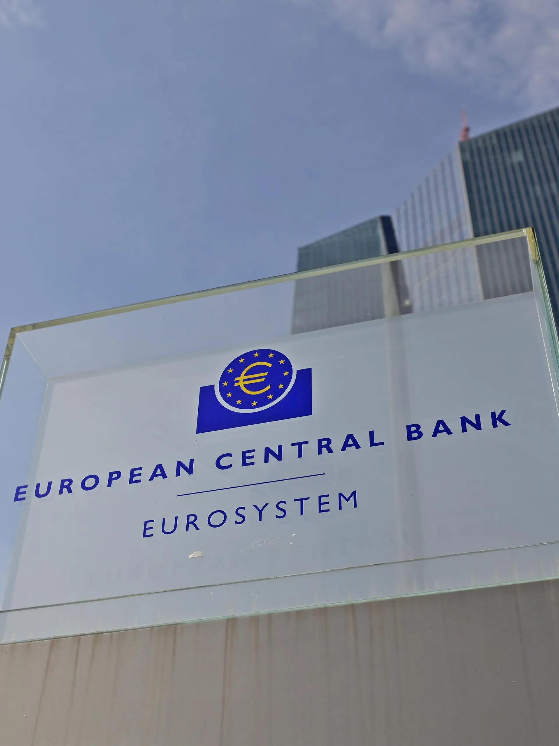 Symbolbild, "EZB" Eingang der Europäischen Zentralbank in Frankfurt am Main.