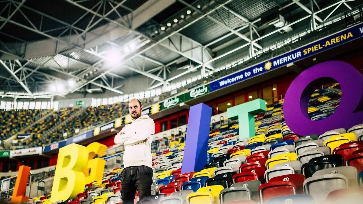 Journalist und Rapper Lutz Harbaum mit den Buchstaben LGBTIQ+