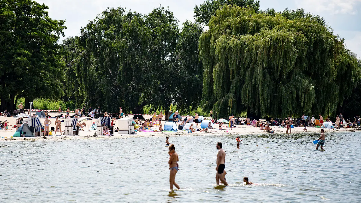 27.07.2021, Berlin: Besucher des Strandbades am Wannsee genießen das sonnige Wetter am Wasser. Foto: Fabian Sommer/dpa +++ dpa-Bildfunk +++
