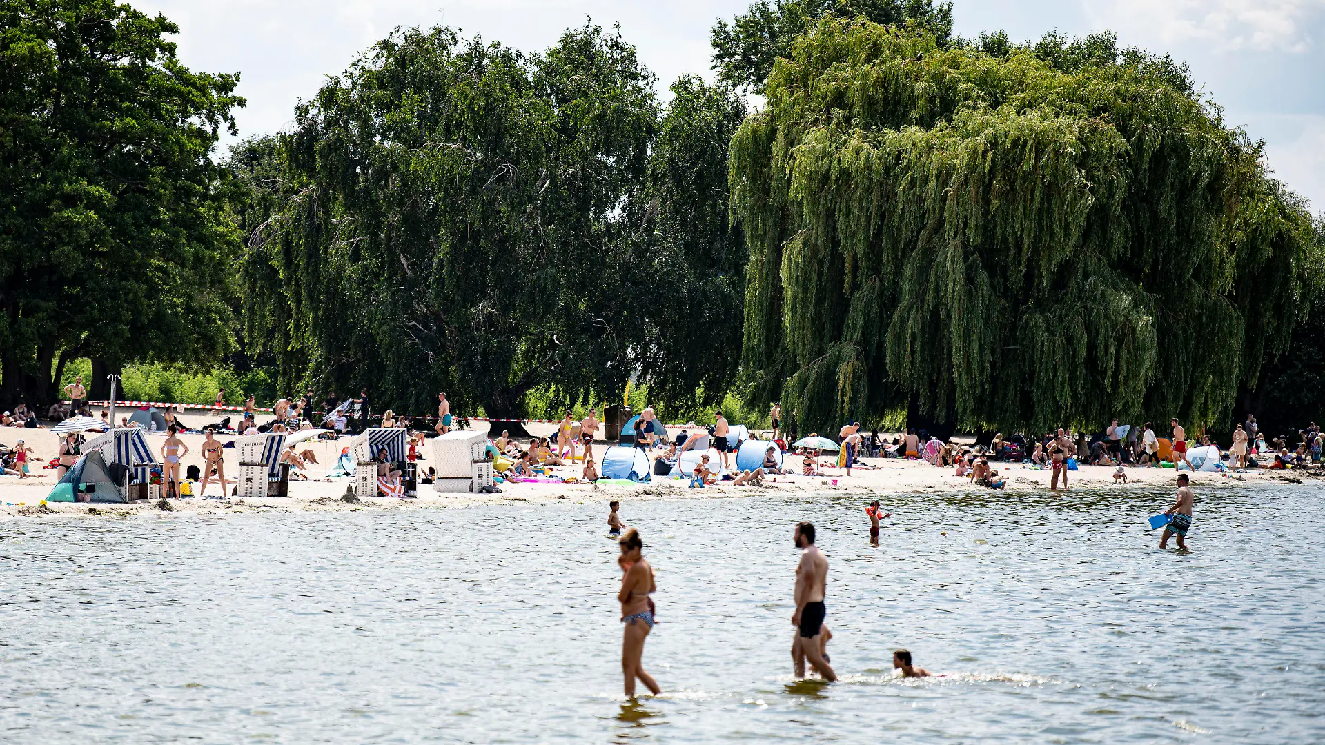 27.07.2021, Berlin: Besucher des Strandbades am Wannsee genießen das sonnige Wetter am Wasser. Foto: Fabian Sommer/dpa +++ dpa-Bildfunk +++