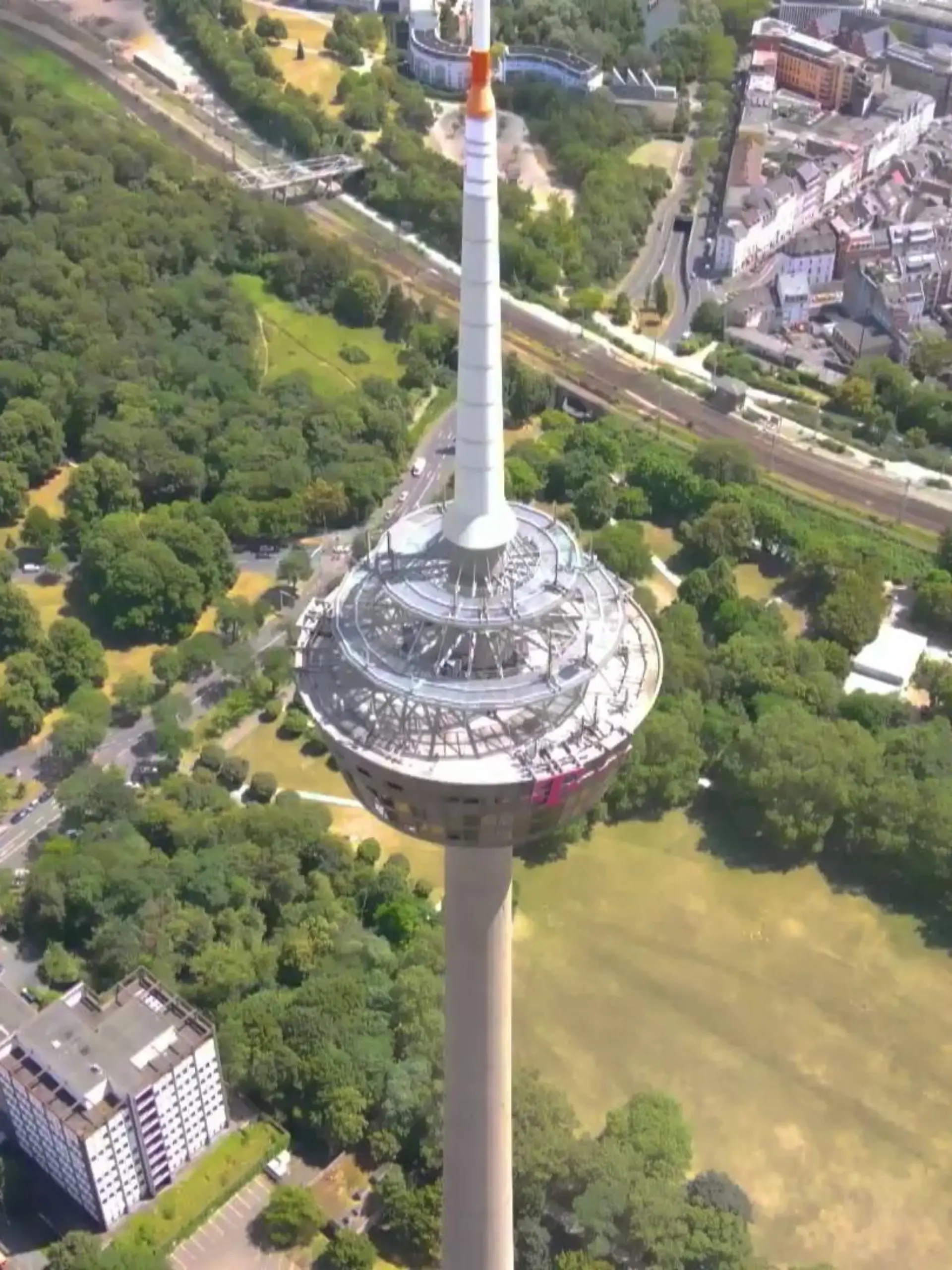 Den Kölner Fernsehturm hinaufzukommen, ist gar nicht so einfach. Denn für die Öffentlichkeit ist er gesperrt. Damals war der „Colonius“ noch für alle zugänglich. Doch das ist mehr als 20 Jahre her. RTL WEST ist trotzdem oben gewesen.
