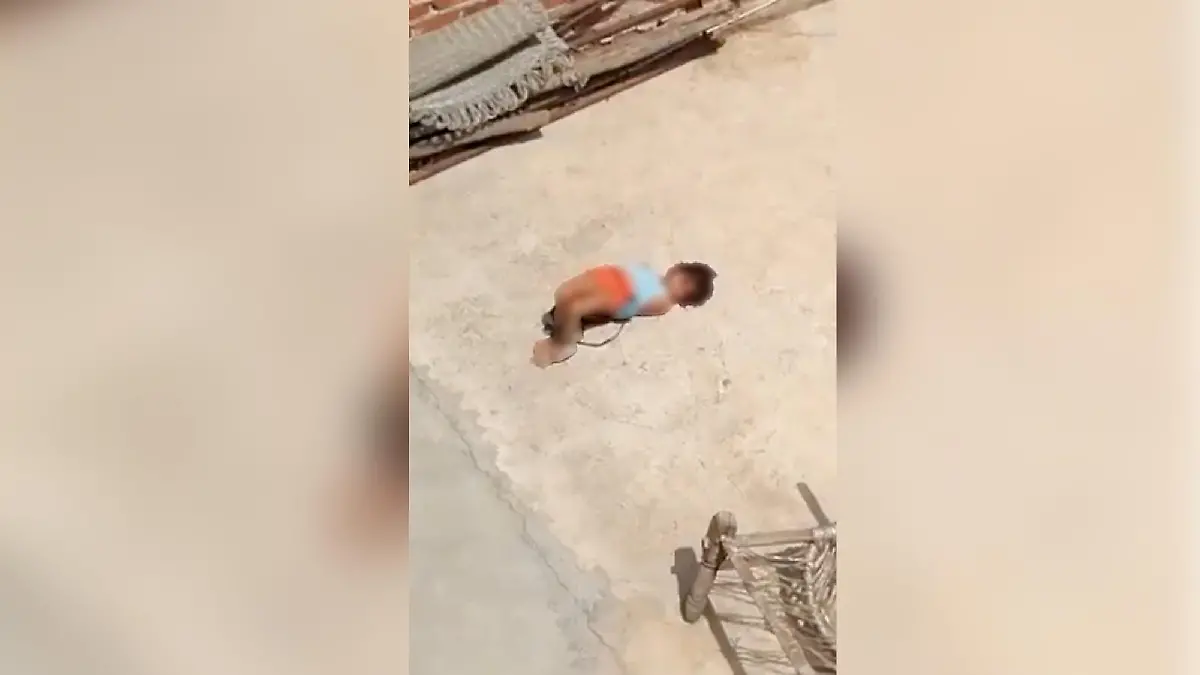 Die Mutter fesselte das kleine Mädchen (5) auf dem Dach.