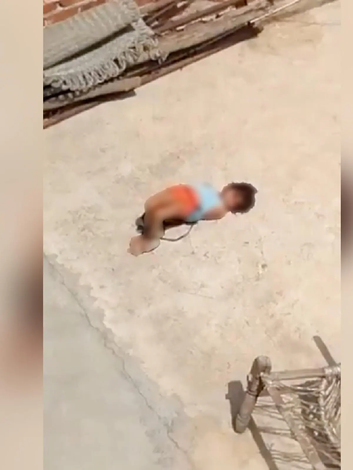 Die Mutter fesselte das kleine Mädchen (5) auf dem Dach.