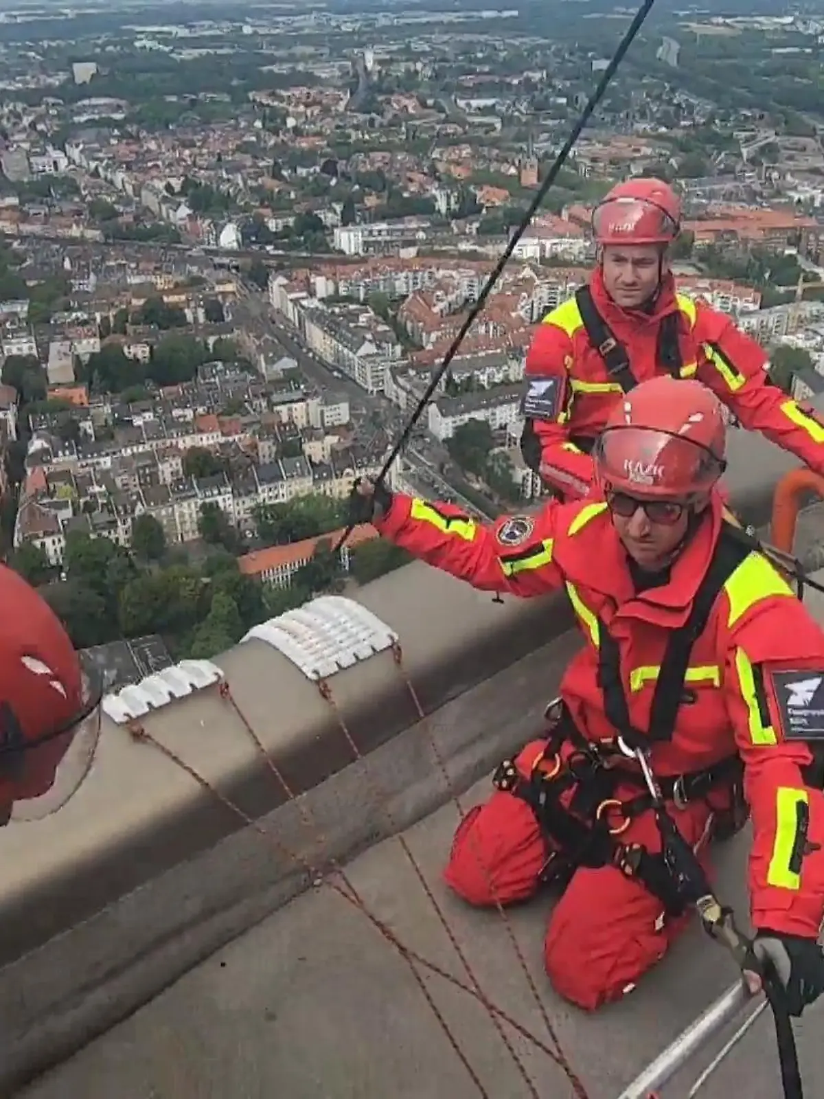 Sie haben bestimmt keine Höhenangst. Die Rede ist von Höhenrettern der Feuerwehr. Im Ernstfall müssen sie sich auch mal hunderte Meter abseilen – an Brücken oder Hochspannungsmasten. Dafür übt die Feuerwehr regelmäßig. Diesmal am Kölner Fernsehturm „Colonius“.