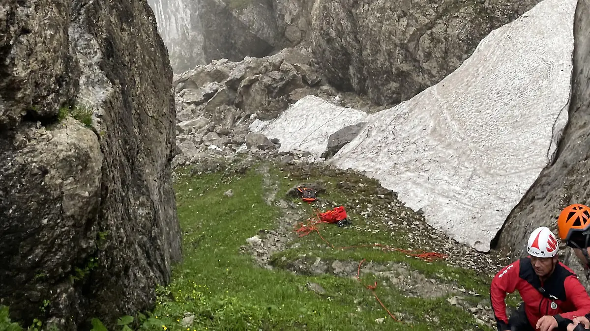09.06.2022, Österreich, Kufstein: Rettungskräfte arbeiten in der Nähe des Spripsenjochs im Tiroler Kaisergebirge in einem Berghang, in dem es zu einem Felssturz gekommen ist. Ein Kletterer ist bei einem Felssturz im Tiroler Kaisergebirge verschüttet worden. Foto: Zoom.Tirol/APA/dpa +++ dpa-Bildfunk +++