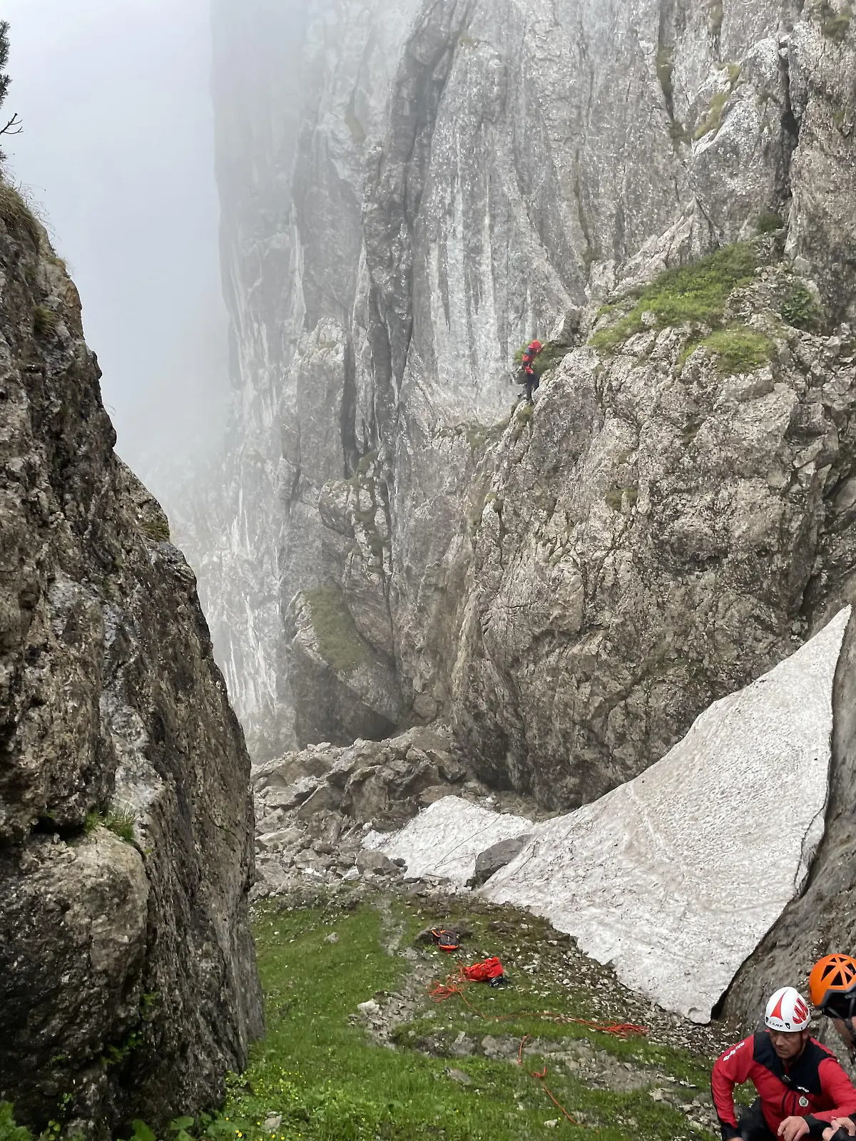 09.06.2022, Österreich, Kufstein: Rettungskräfte arbeiten in der Nähe des Spripsenjochs im Tiroler Kaisergebirge in einem Berghang, in dem es zu einem Felssturz gekommen ist. Ein Kletterer ist bei einem Felssturz im Tiroler Kaisergebirge verschüttet worden. Foto: Zoom.Tirol/APA/dpa +++ dpa-Bildfunk +++