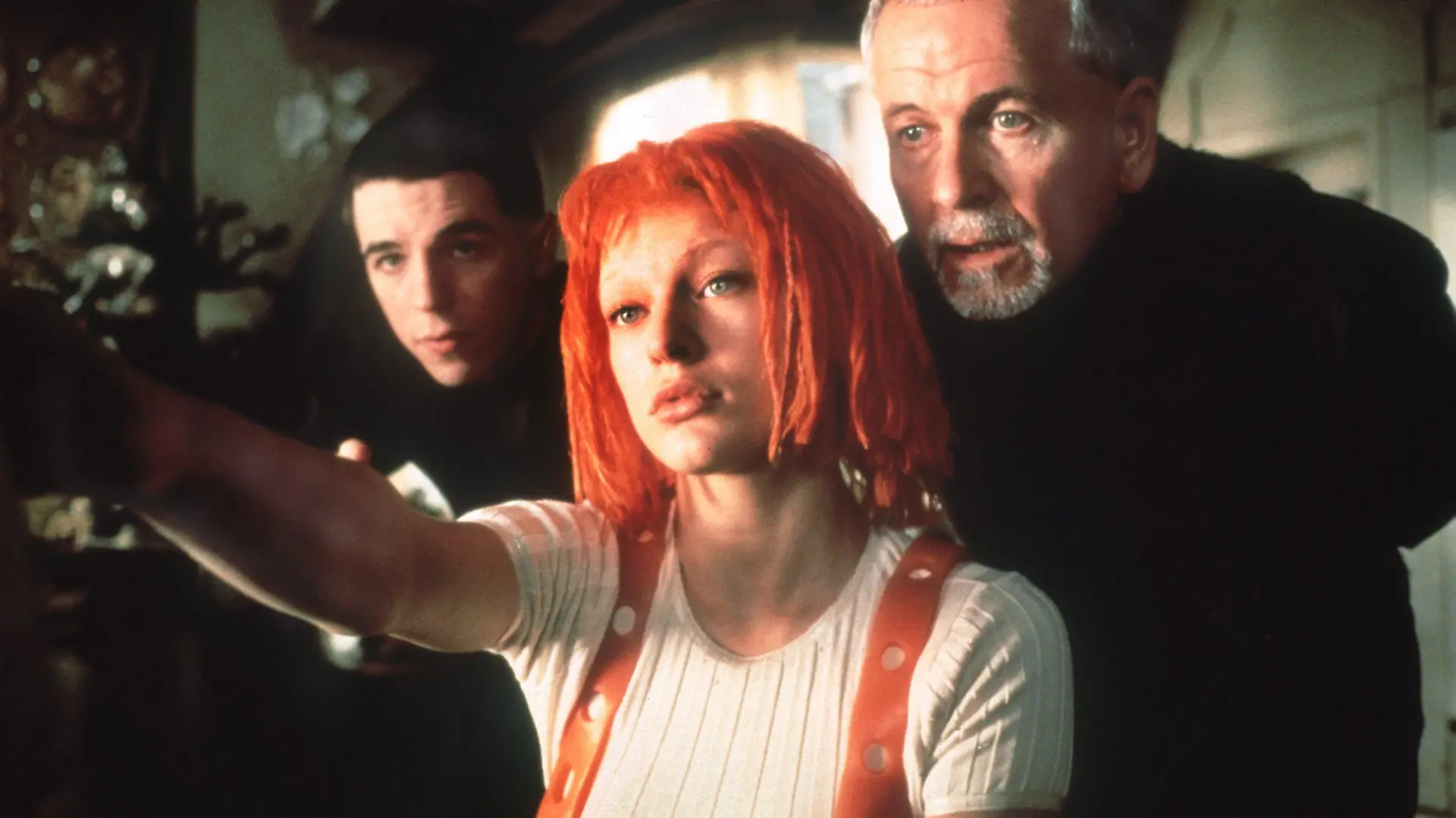 (l-r) Charlie Creed Miles, Milla Jovovich und Ian Holm in einer Szene des neuen Kinofilms "Das fünfte Element" von Luc Besson. Dieses fünfte Element, bestehend aus purer Anti-Energie, droht in dem Film alles Lebendige zu vernichten, und nur ein Mann - Korben Dallas (Bruce Willis) - kann den Sieg des Anti-Elements noch verhindern. Besson, von dem sowohl die Geschichte als auch das Drehbuch stammt, führte Regie. Der Film kommt am 28. 8.1997 bundesweit in die Kinos.