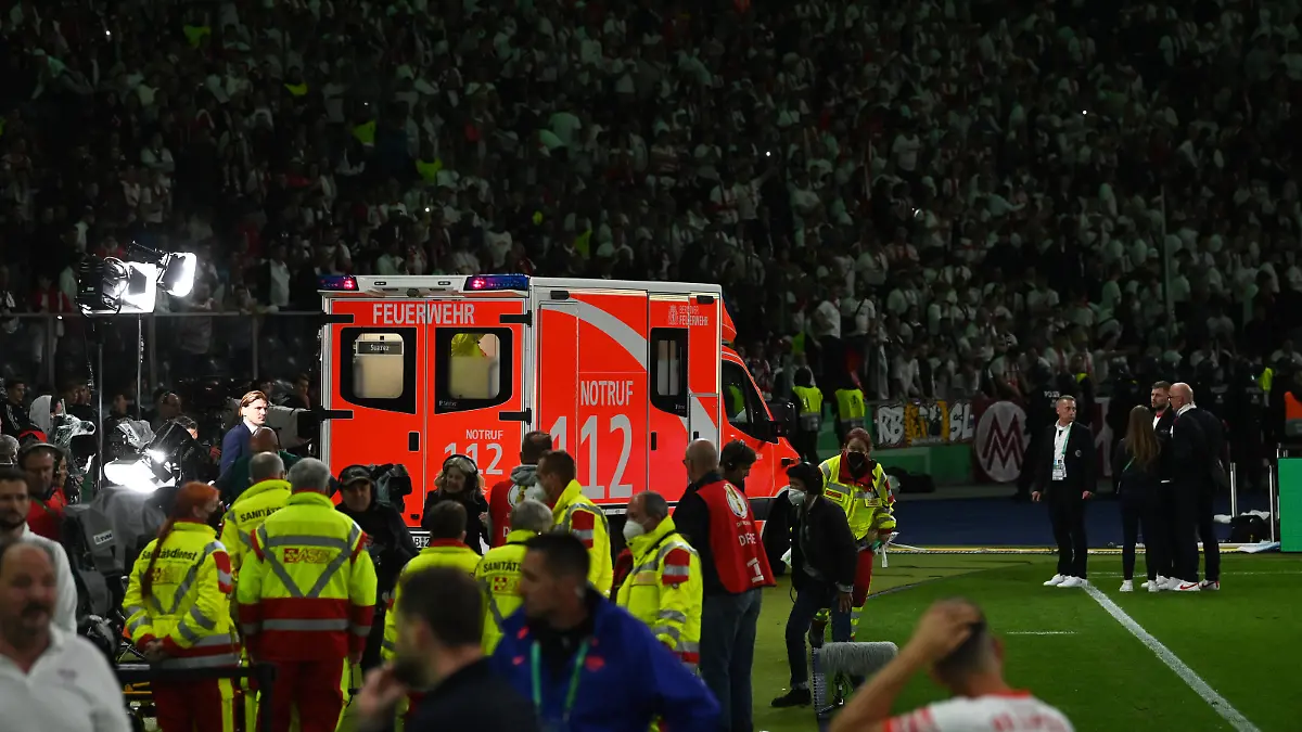 Fussball, Herren, Saison 2021/2022, 79. Finale um den DFB-Pokal in Berlin, SC Freiburg - RB Leipzig, Krankenwagen im Innenraum, 21.05. 2022, *** Football, men, 2021 2022 season, 79 DFB Pokal final in Berlin, SC Freiburg RB Leipzig, ambulance inside, 21 05 2022, Copyright: xMatthiasxKochx